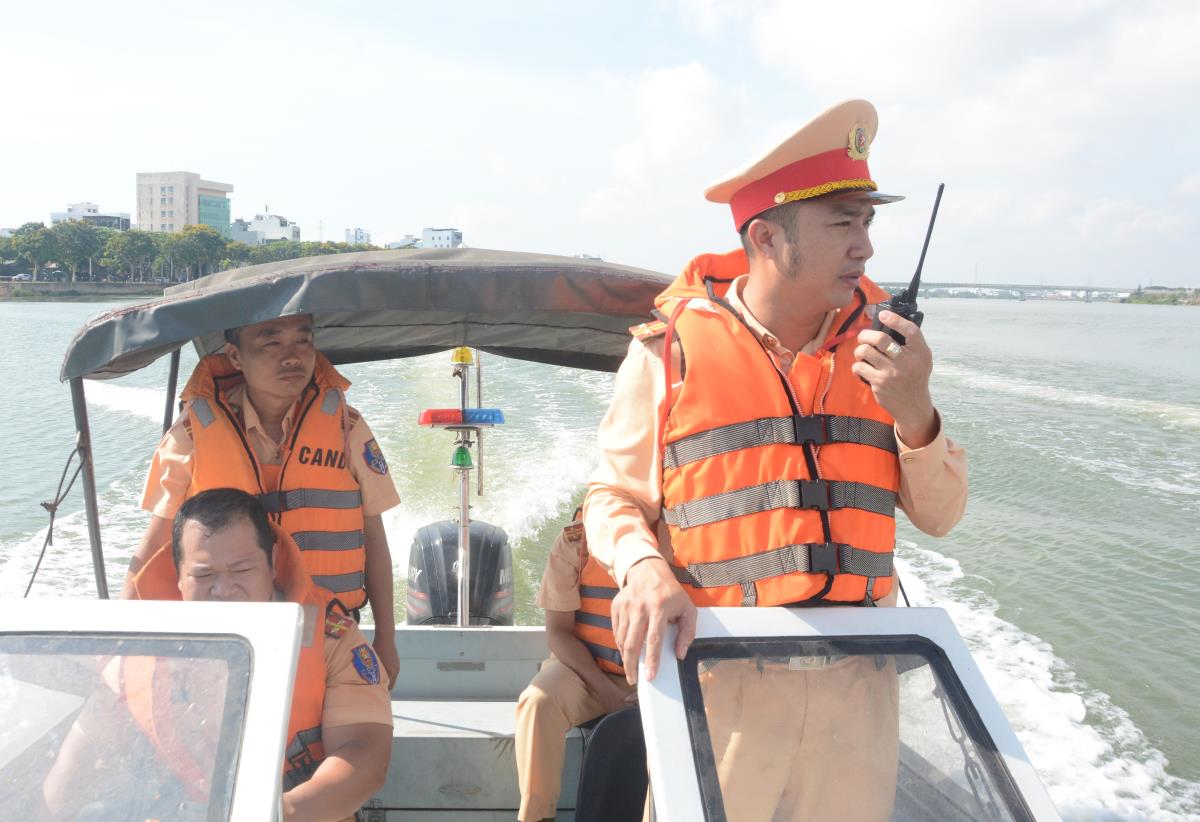 Công an TP.Đà Nẵng 'trải quân' trấn áp tội phạm dịp pháo hoa quốc tế- Ảnh 1. Công an TP.Đà Nẵng 'trải quân' trấn áp tội phạm dịp pháo hoa quốc tế- Ảnh 1.