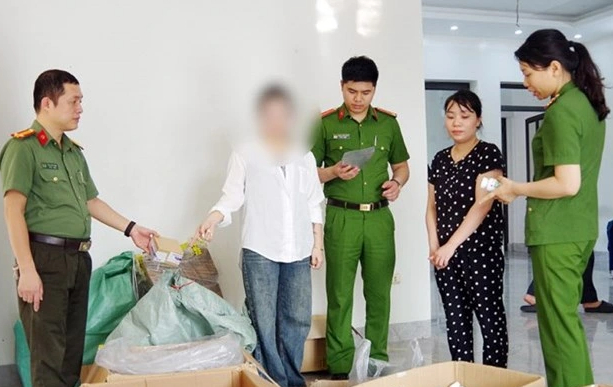 Bắt 2 nhóm làm thuốc giả bán qua Facebook, mỗi tháng thu lợi 600 triệu Bắt 2 nhóm làm thuốc giả bán qua Facebook, mỗi tháng thu lợi 600 triệu