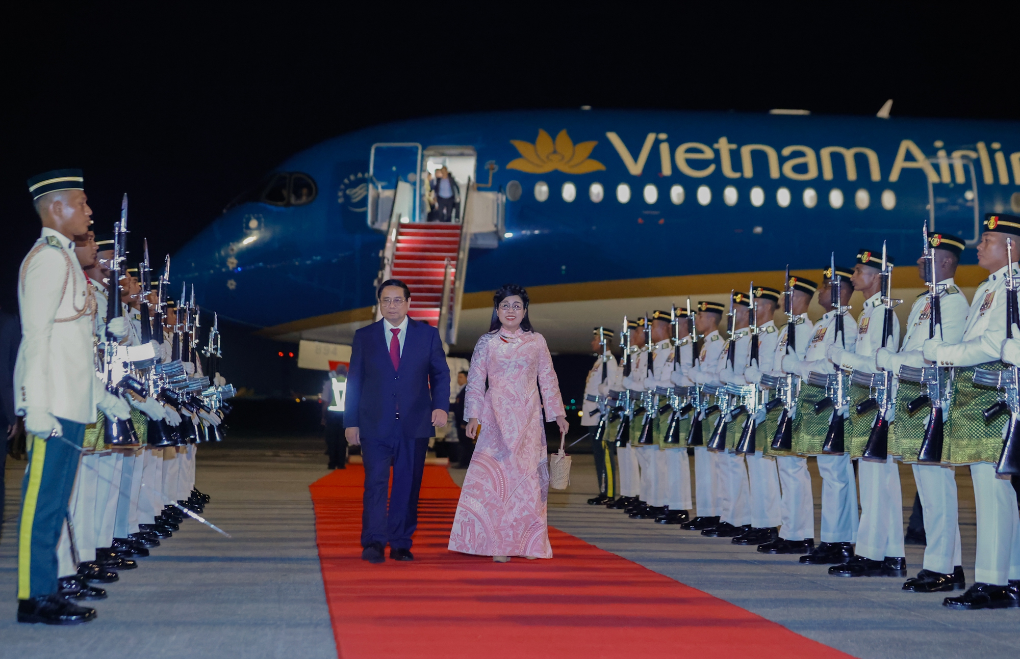 Thủ tướng Phạm Minh Chính tới Kuala Lumpur, bắt đầu thăm Malaysia và dự Hội nghị ASEAN - Ảnh 2.