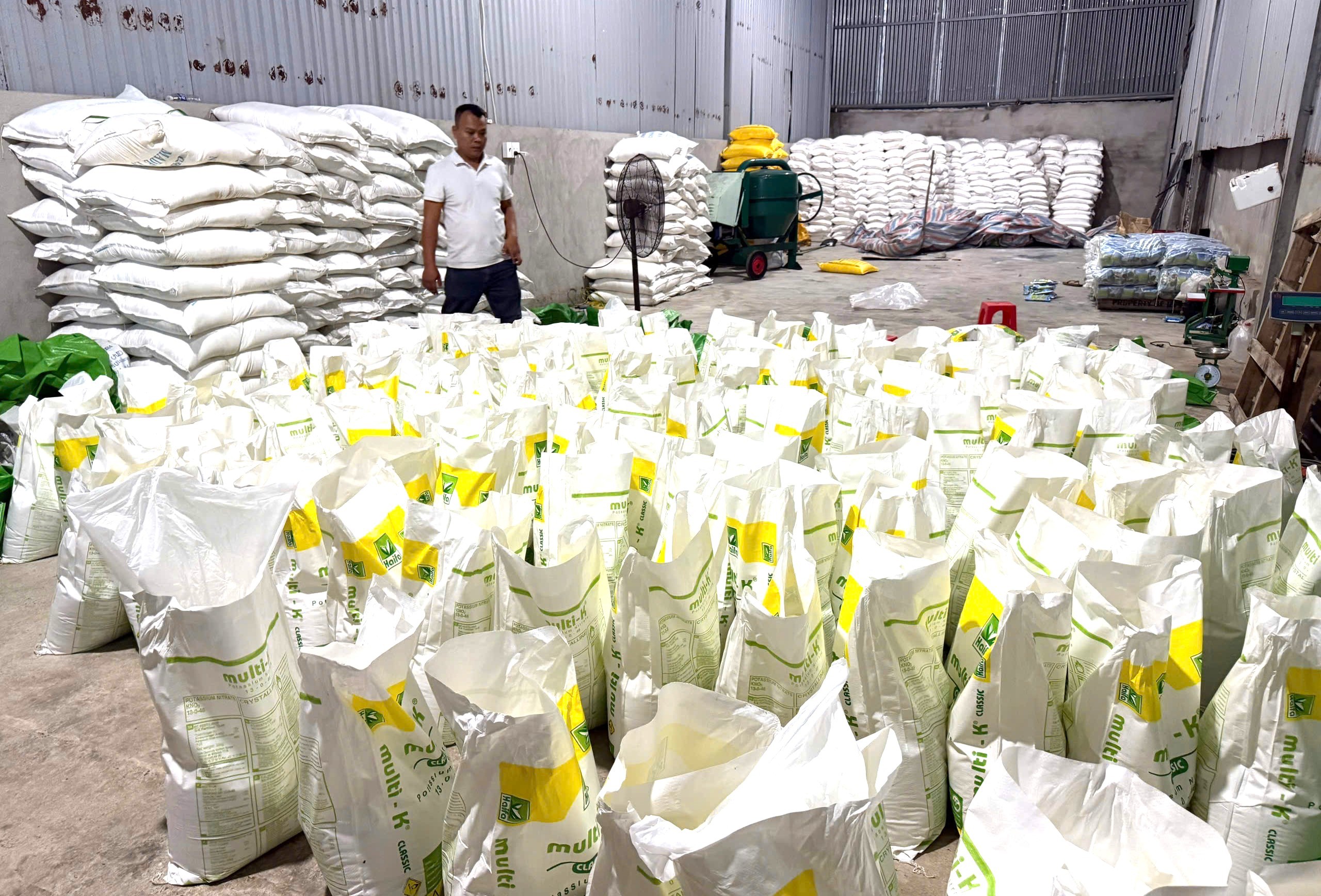 Đồng Nai: Phát hiện doanh nghiệp nghi sản xuất phân bón giả- Ảnh 1. Đồng Nai: Phát hiện doanh nghiệp nghi sản xuất phân bón giả- Ảnh 1.