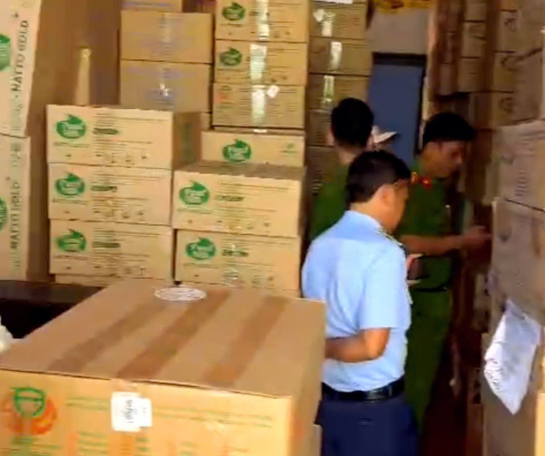 Long An: Một ngôi nhà được dùng làm kho chứa gần 12.000 lon sữa nghi hàng giả - Ảnh 1.