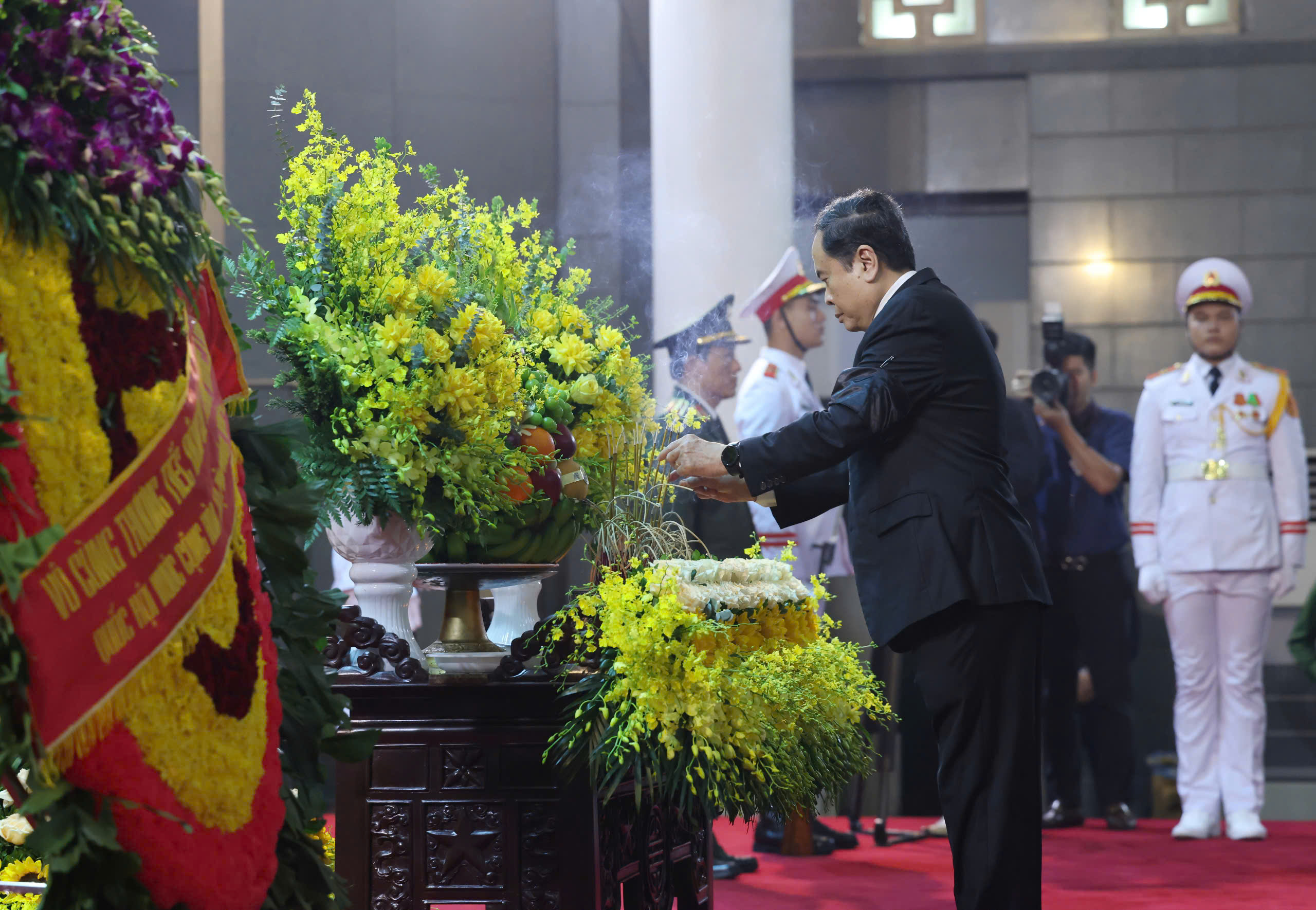 Lãnh đạo Đảng, Nhà nước viếng nguyên Chủ tịch nước Trần Đức Lương - Ảnh 14.