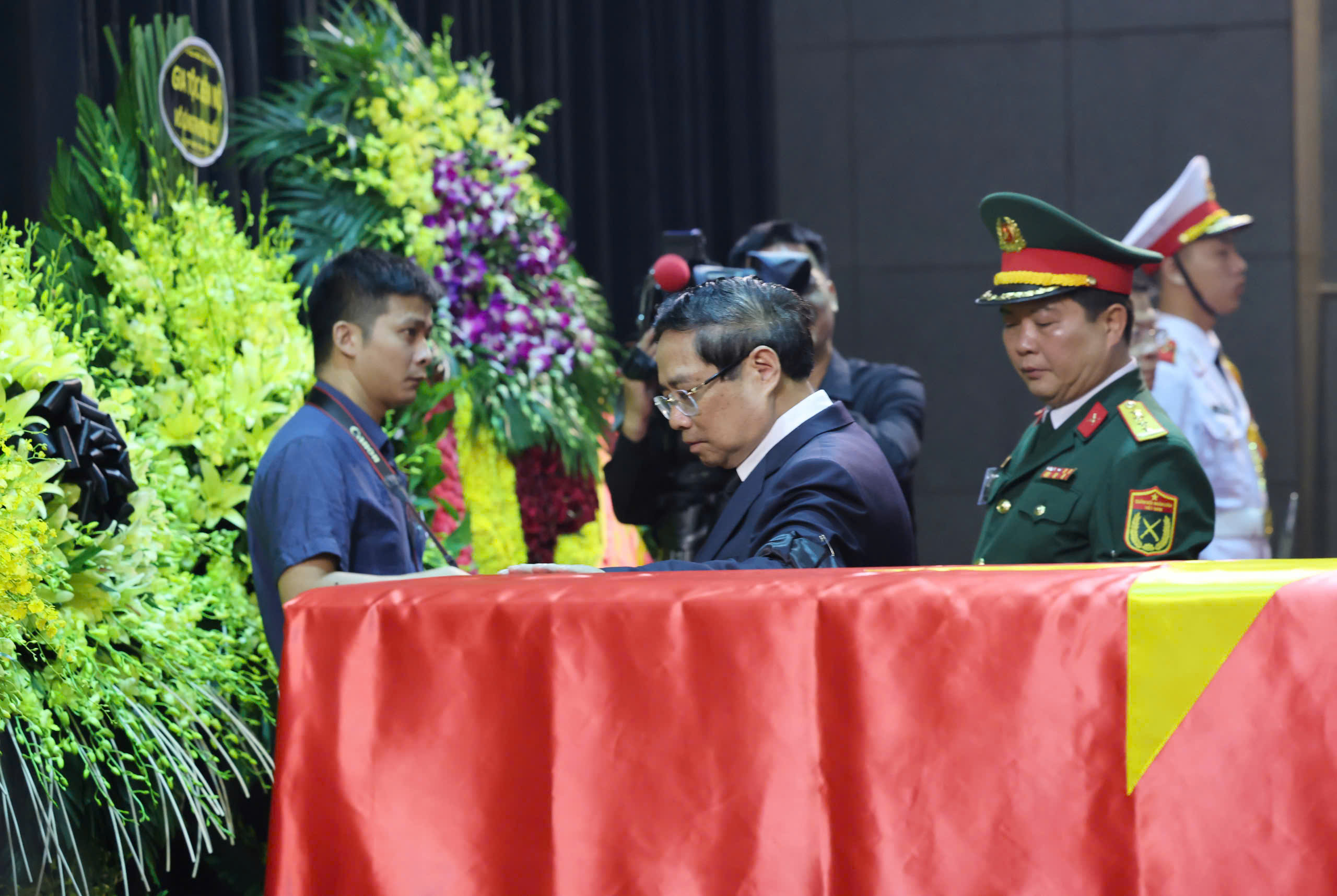 Lãnh đạo Đảng, Nhà nước viếng nguyên Chủ tịch nước Trần Đức Lương - Ảnh 12.