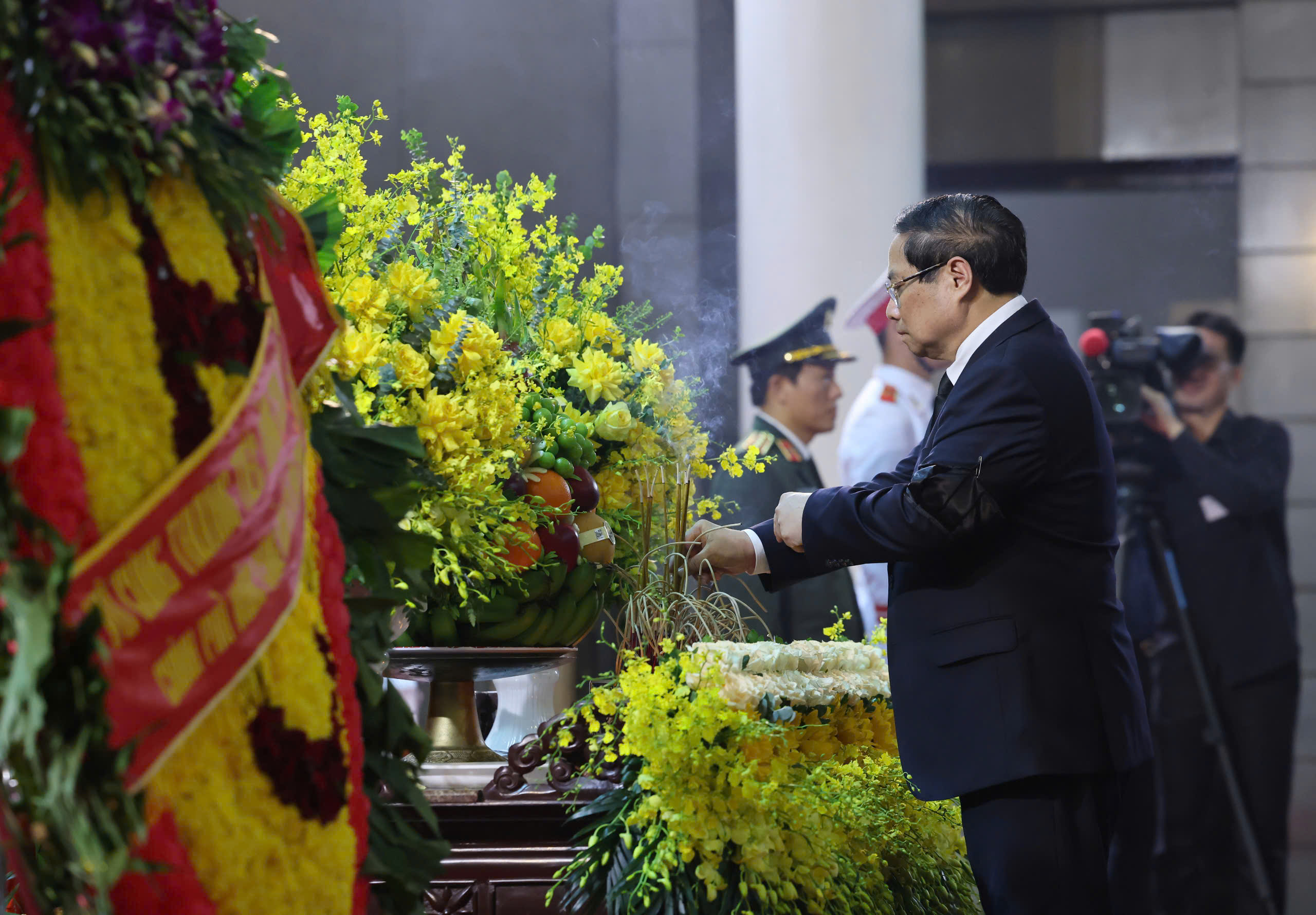 Lãnh đạo Đảng, Nhà nước viếng nguyên Chủ tịch nước Trần Đức Lương - Ảnh 11.