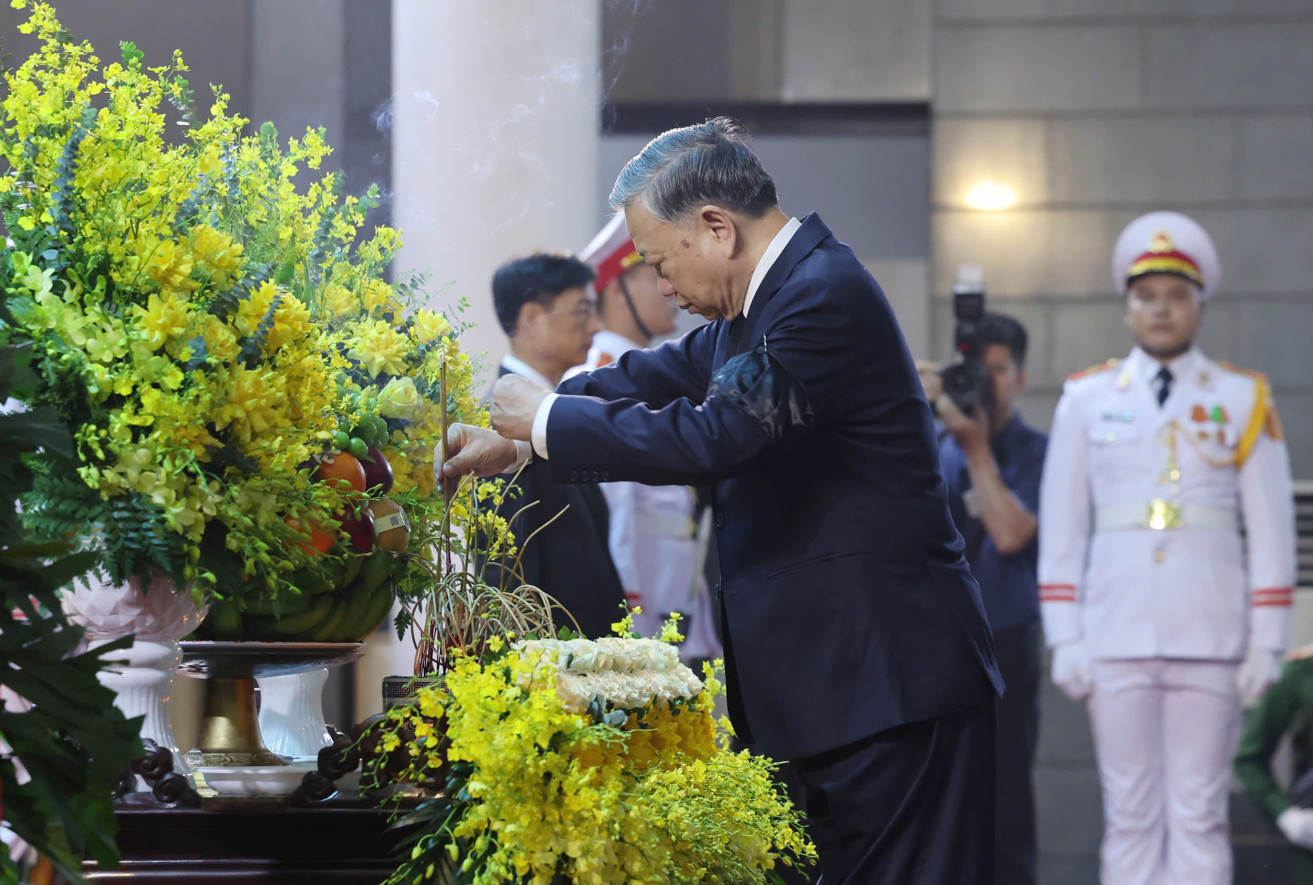 Lãnh đạo Đảng, Nhà nước viếng nguyên Chủ tịch nước Trần Đức Lương - Ảnh 5.