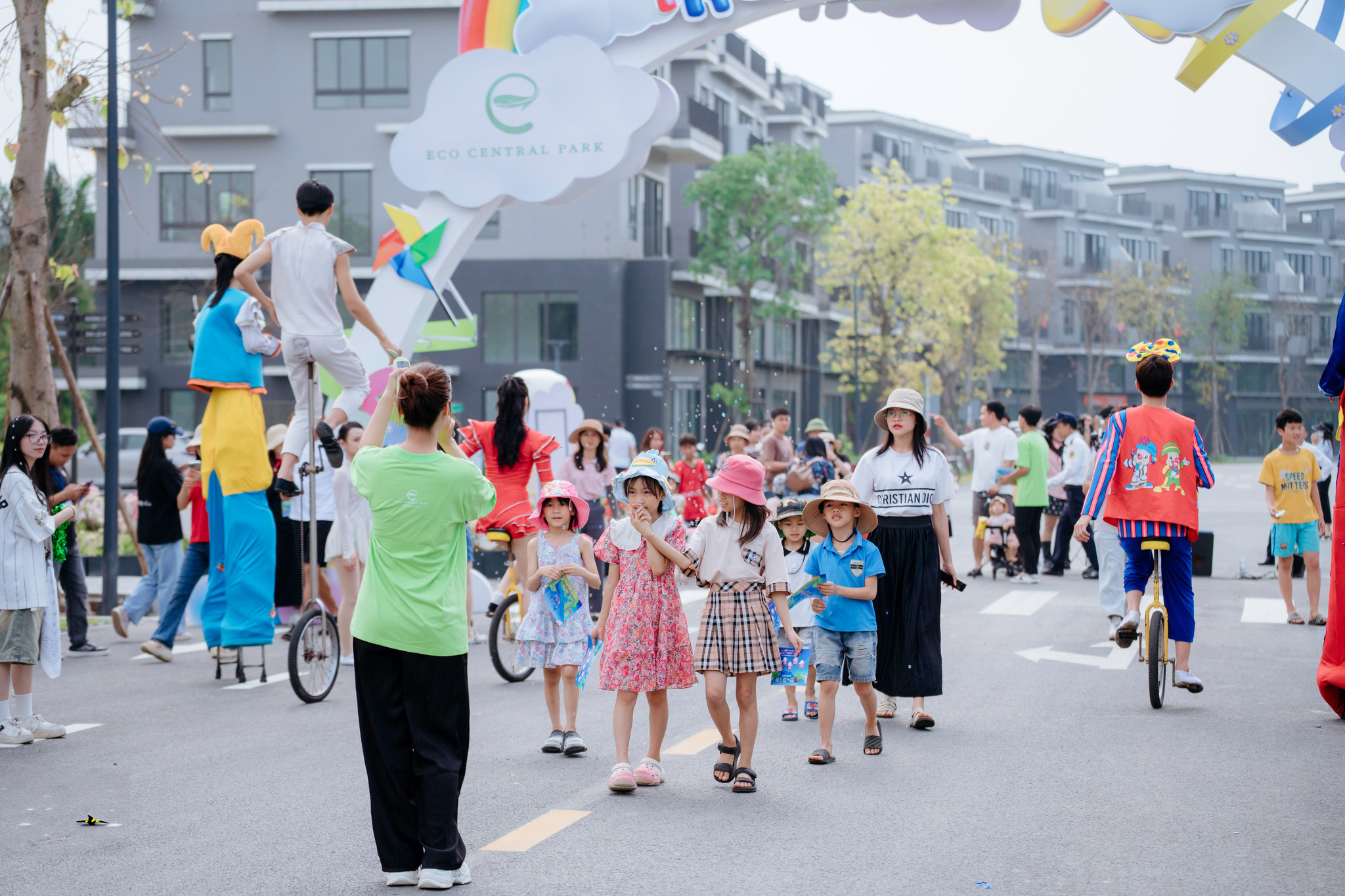 Giải phóng đôi chân, trải nghiệm rực rỡ tại Lễ hội mùa hè Eco Central Park 2025 - Ảnh 1.