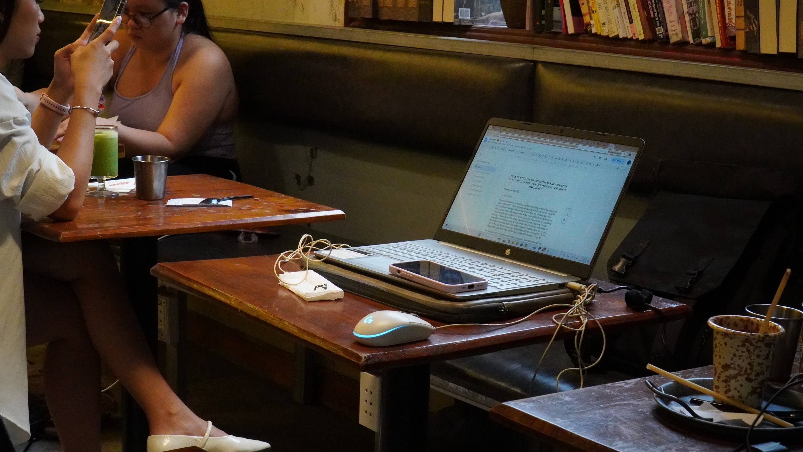 Quán cà phê bịt ổ điện, khách bức xúc, The Coffee House nói gì? - Ảnh 3.