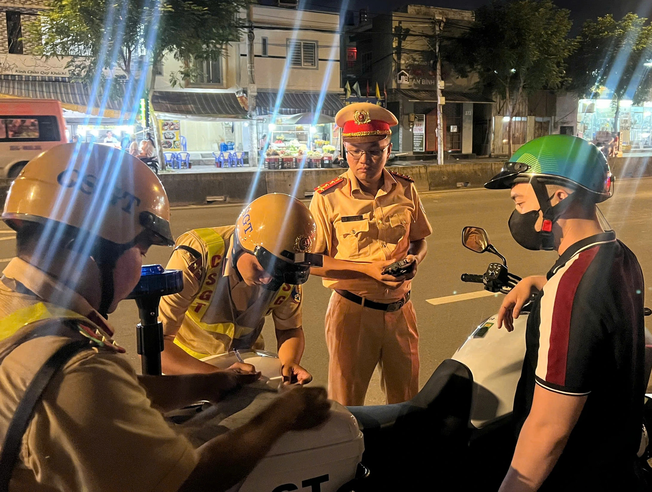 CSGT TP.HCM xử lý chạy ngược chiều trong đêm, nhiều người bị phạt 5 triệu đồng- Ảnh 1.