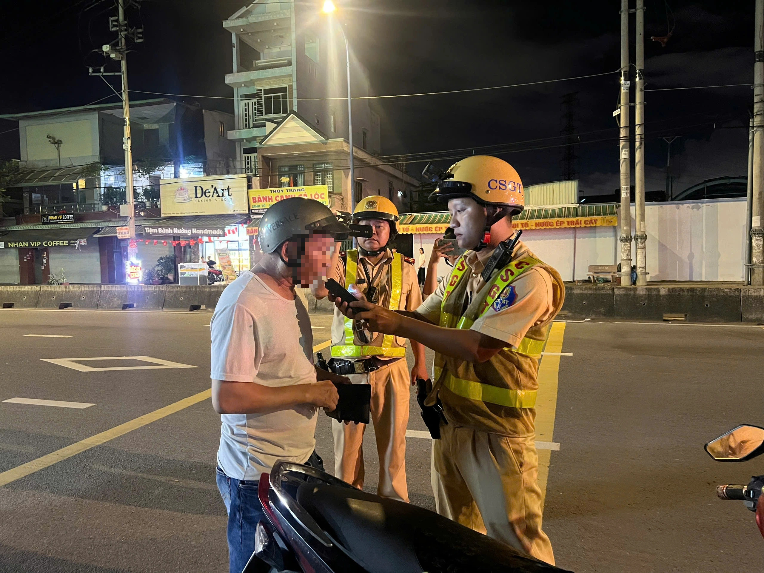 CSGT TP.HCM xử lý chạy ngược chiều trong đêm, nhiều người bị phạt 5 triệu đồng- Ảnh 4.