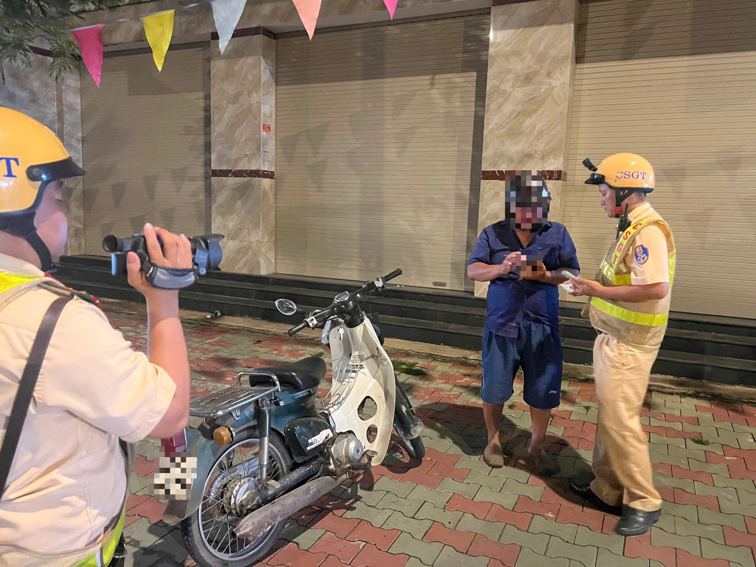 CSGT TP.HCM xử lý chạy ngược chiều trong đêm, nhiều người bị phạt 5 triệu đồng- Ảnh 2.