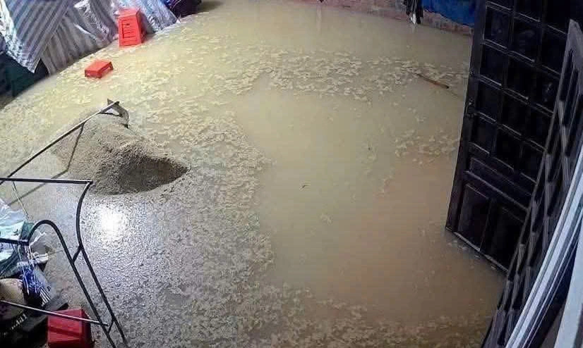 Mưa lớn, nhiều nhà dân ở Hà Tĩnh bị ngập lụt - Ảnh 6.