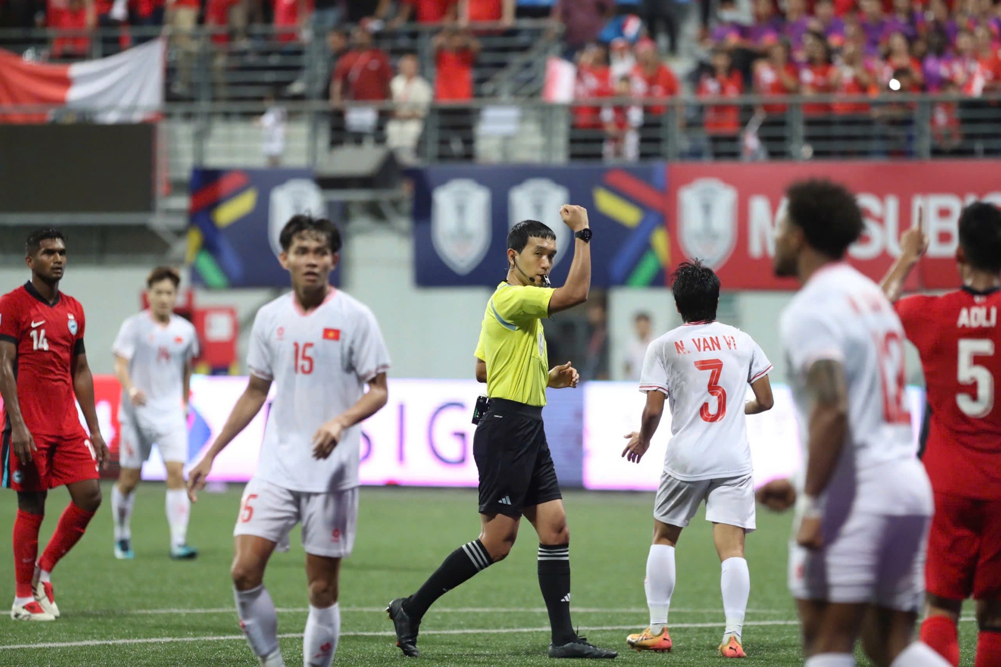 CAHNクラブとハノイのダービーで韓国人審判2名が審判を務めた。彼らはベトナムがシンガポールに勝利した試合を審判した - 写真3。 2 trọng tài Hàn Quốc điều hành derby CLB CAHN đấu Hà Nội: Từng thổi trận Việt Nam thắng Singapore- Ảnh 3.
