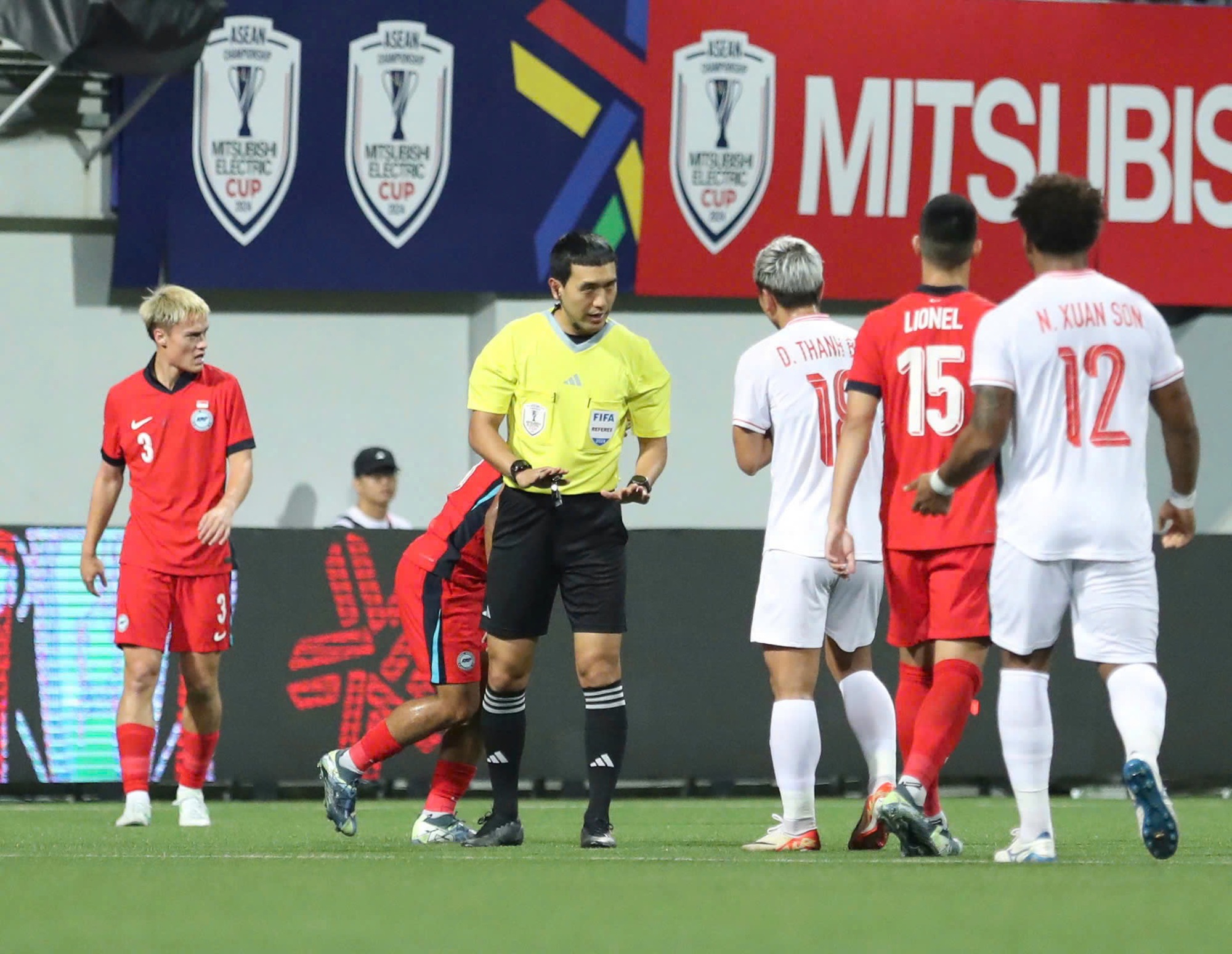 CAHNクラブとハノイのダービー戦を韓国人審判員2名が審判した。彼らはベトナムがシンガポールに勝利した試合を審判した - 写真1。 2 trọng tài Hàn Quốc điều hành derby CLB CAHN đấu Hà Nội: Từng thổi trận Việt Nam thắng Singapore- Ảnh 1.