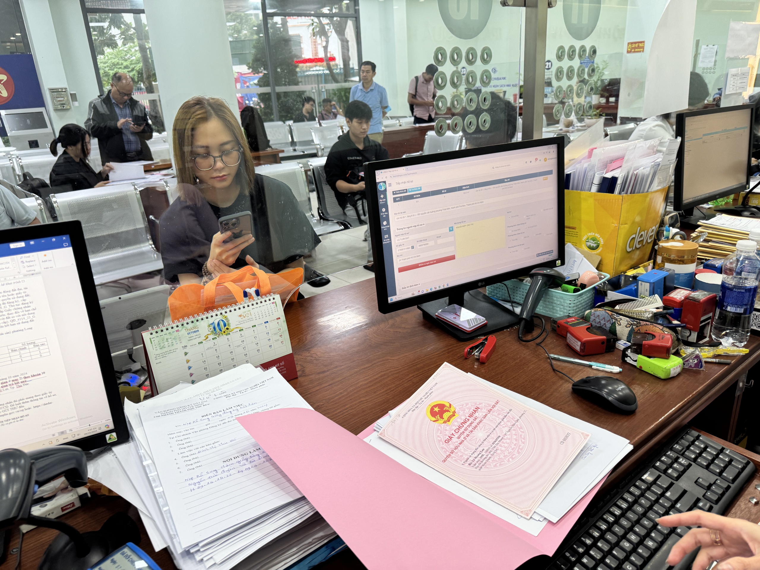 Không có sự lạm quyền, nhũng nhiễu khi cấp sổ hồng- Ảnh 2. Không có sự lạm quyền, nhũng nhiễu khi cấp sổ hồng- Ảnh 2.