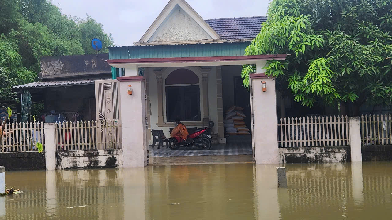 Mưa lớn, nhiều nhà dân ở Hà Tĩnh bị ngập lụt - Ảnh 4.