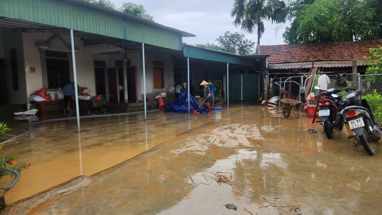 Mưa lớn, nhiều nhà dân ở Hà Tĩnh bị ngập lụt - Ảnh 3.