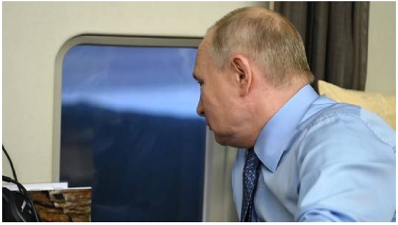 Trực thăng chở ông Putin bị bầy đàn UAV Ukraine nhắm tới lúc thăm Kursk? - Ảnh 1.