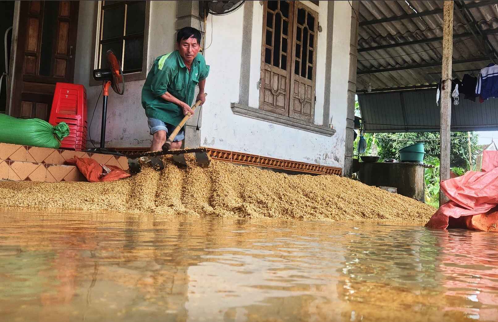 Bắc Trung bộ mưa như trút nước giữa mùa khô, vì sao?- Ảnh 2.