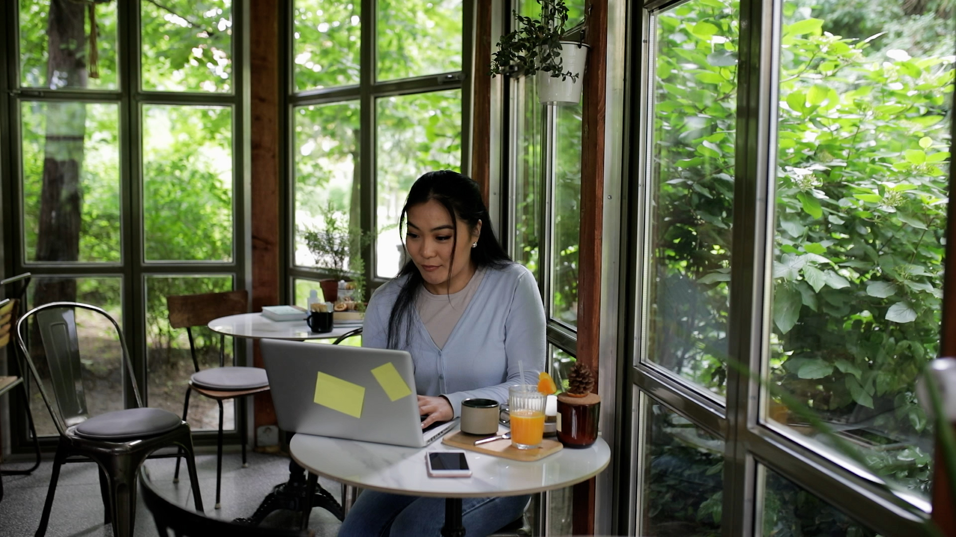 Quán cà phê bịt ổ điện, khách bức xúc, The Coffee House nói gì? - Ảnh 2.