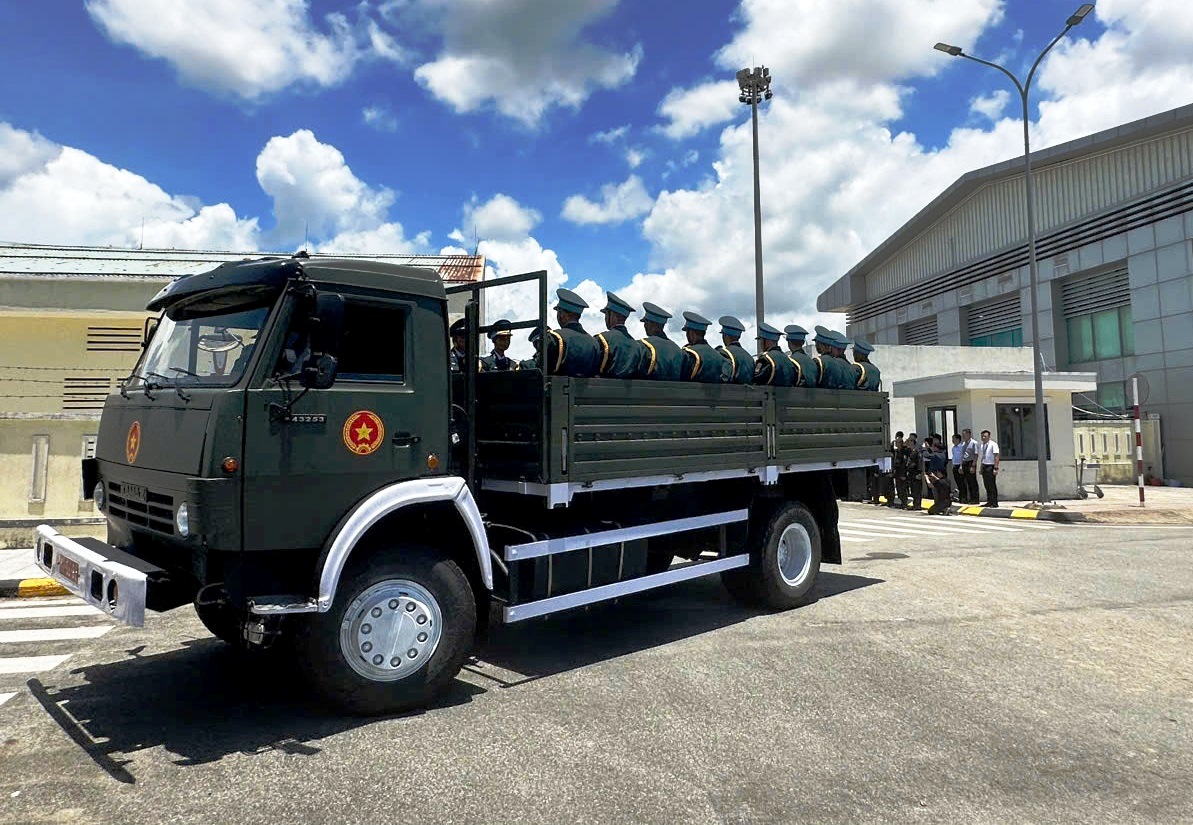 Linh cữu nguyên Chủ tịch nước Trần Đức Lương trên đường đưa về quê nhà Phổ Khánh- Ảnh 2.