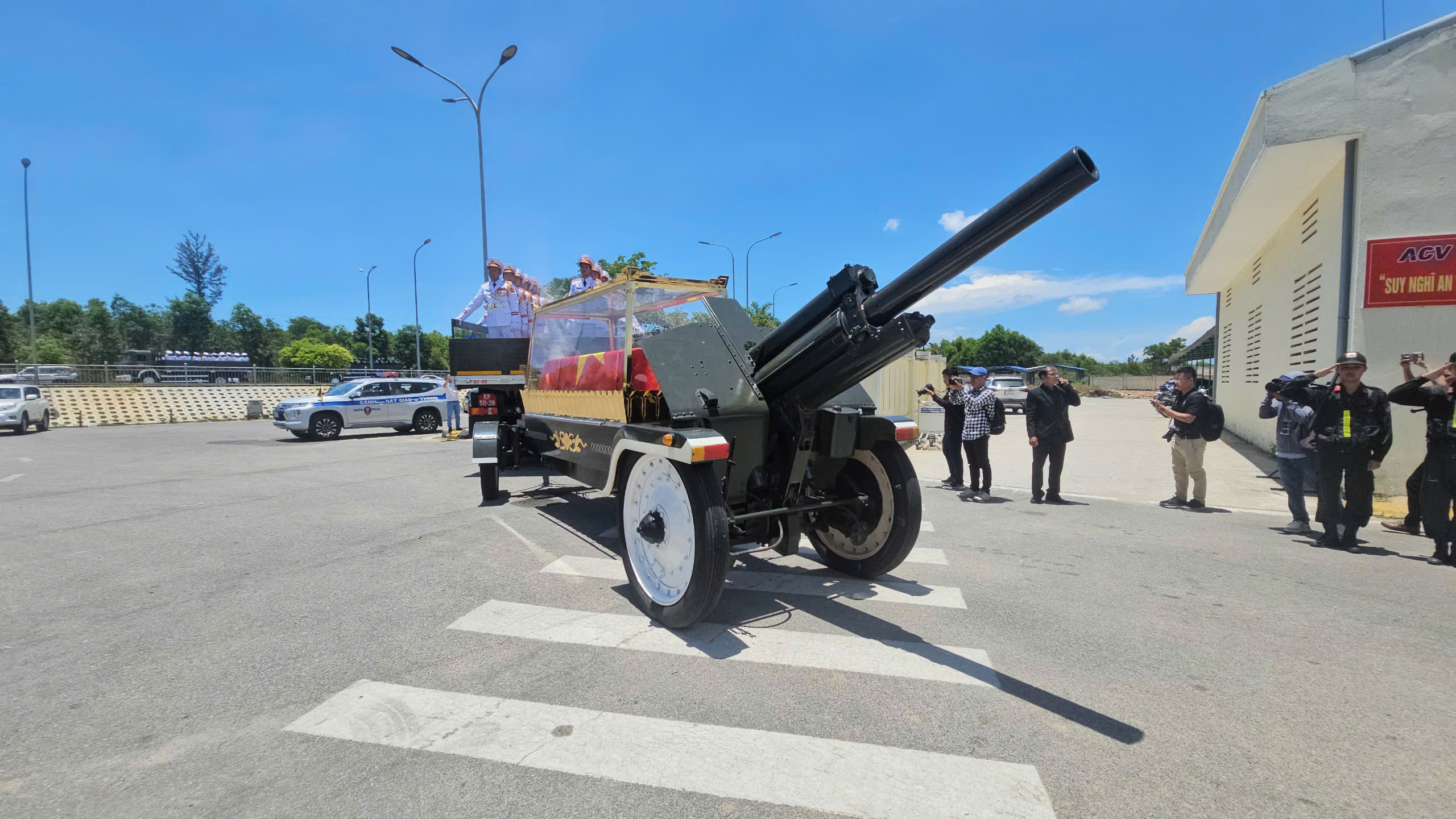 Linh cữu nguyên Chủ tịch nước Trần Đức Lương trên đường đưa về quê nhà Phổ Khánh- Ảnh 9. Linh cữu nguyên Chủ tịch nước Trần Đức Lương trên đường đưa về quê nhà Phổ Khánh- Ảnh 9.