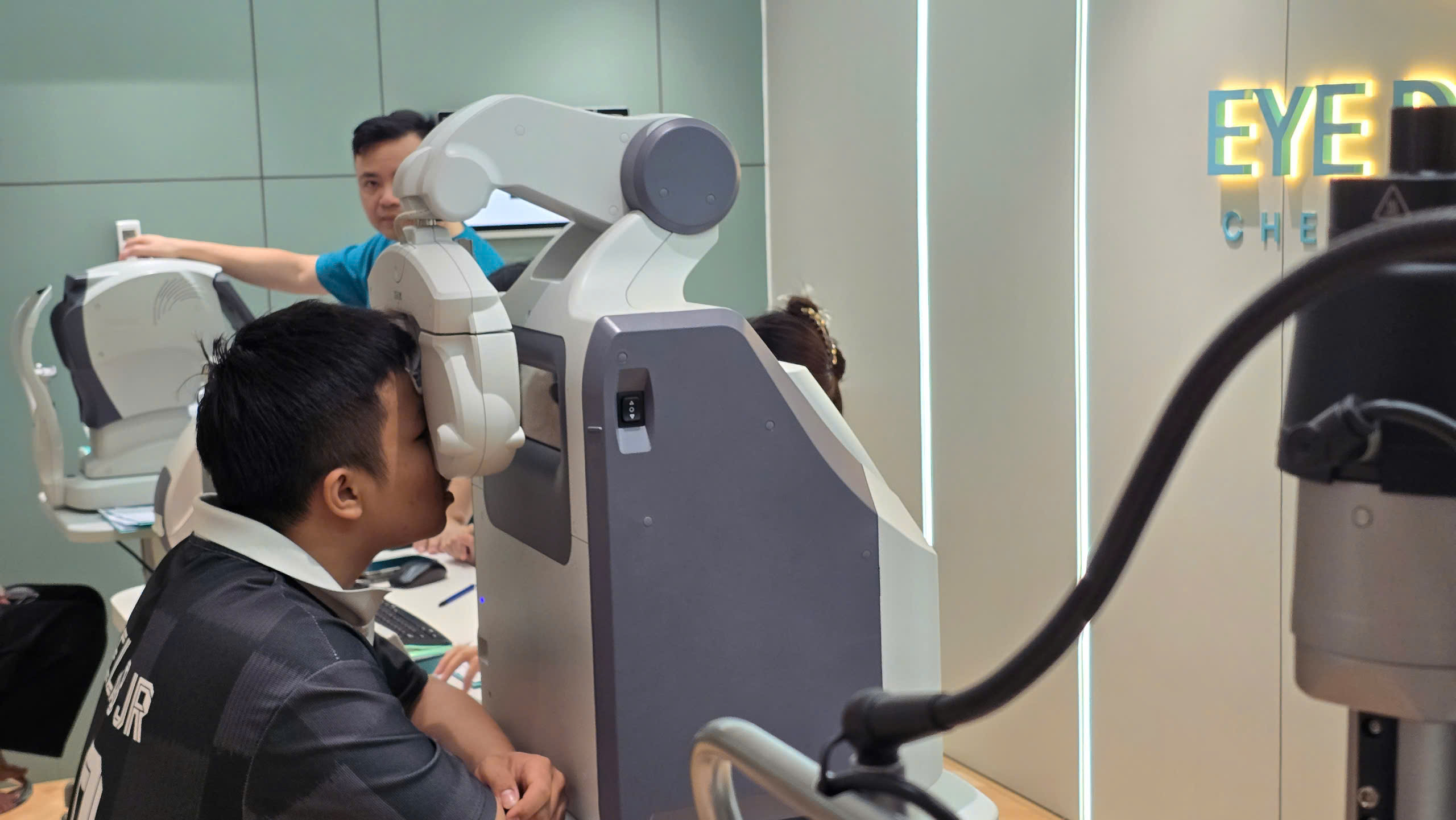 Ứng dụng AI phẫu thuật cận thị mang lại giải pháp tối ưu cho bệnh nhân - Ảnh 1. Ứng dụng AI phẫu thuật cận thị mang lại giải pháp tối ưu cho bệnh nhân - Ảnh 1.