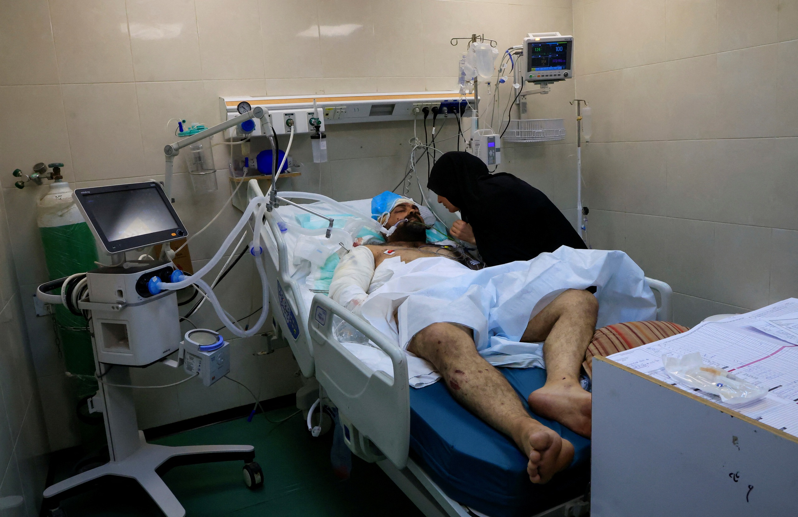 Cha nhập viện, 9 con thiệt mạng sau cuộc không kích của Israel tại Gaza - Ảnh 1.