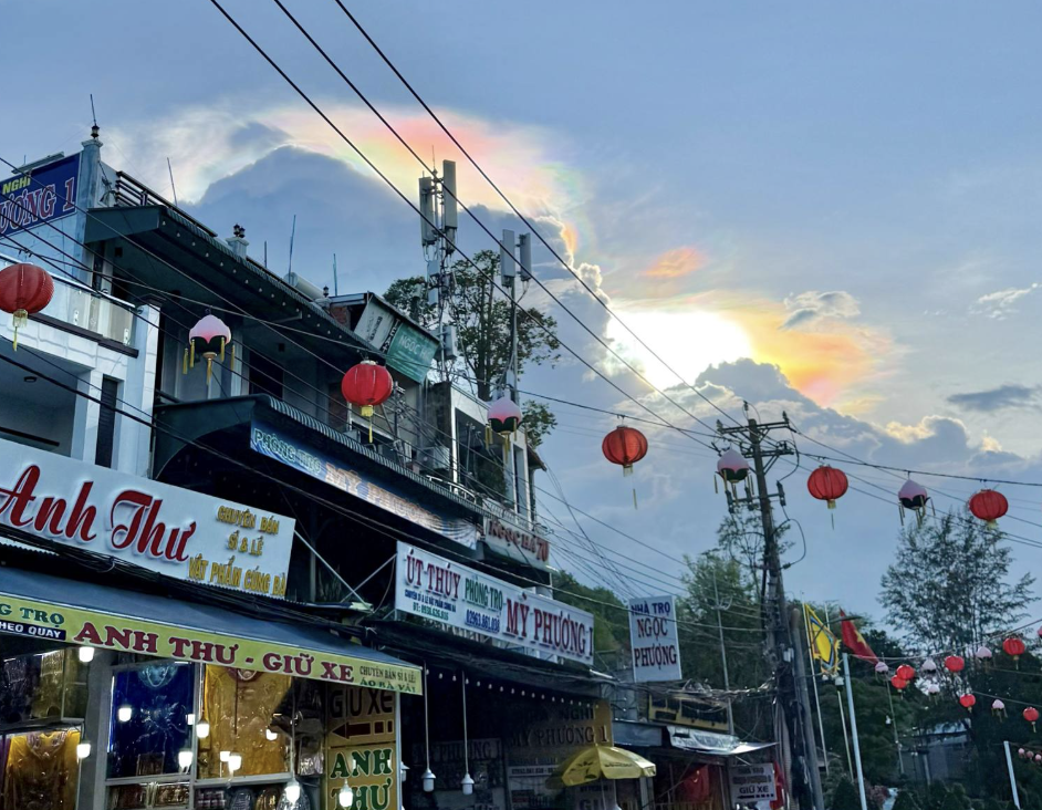 Xuất hiện mây ngũ sắc 'nhìn giống rồng', người An Giang rủ nhau nhìn lên trời xem- Ảnh 2.