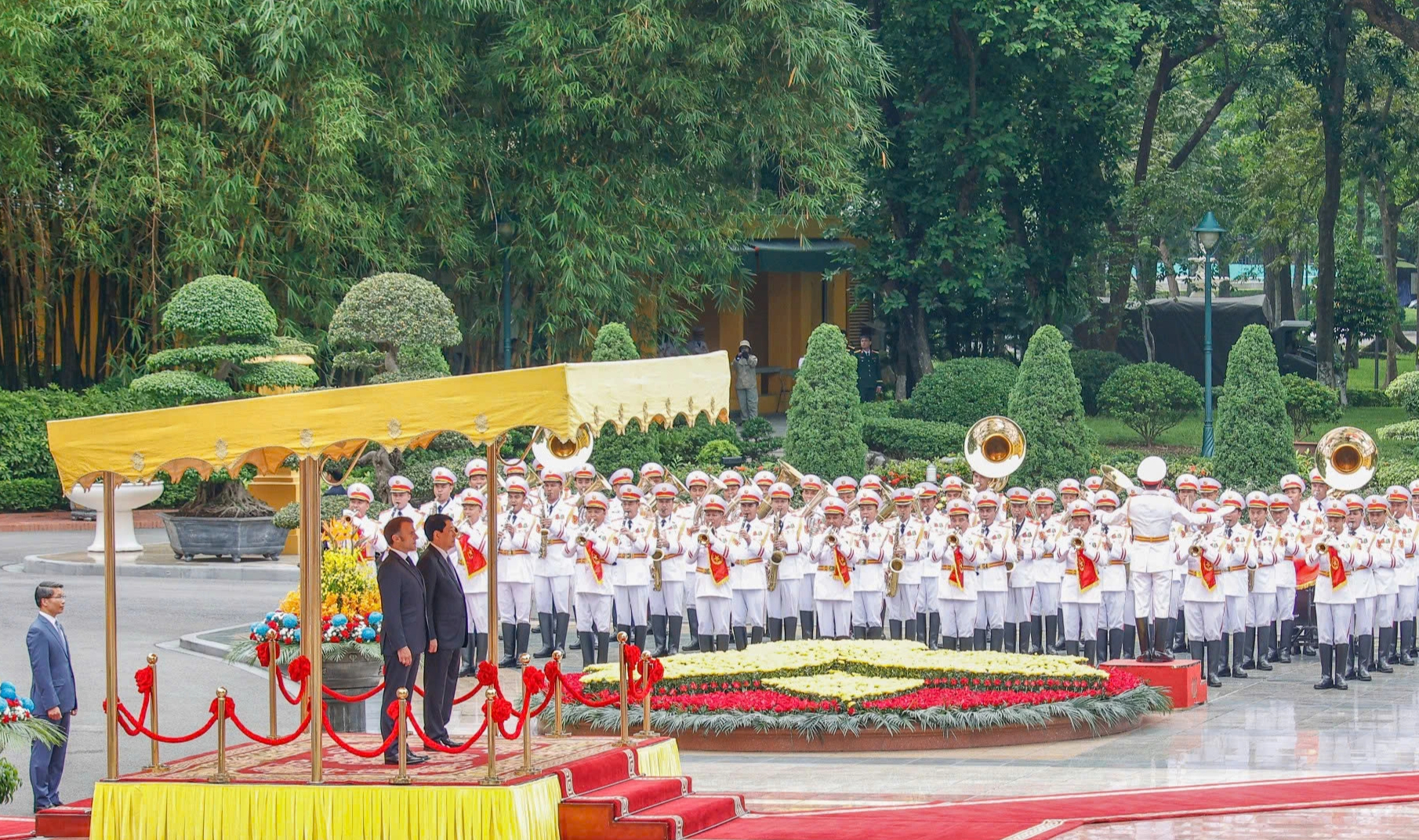 Chủ tịch nước Lương Cường chủ trì lễ đón Tổng thống Pháp Emmanuel Macron- Ảnh 2.