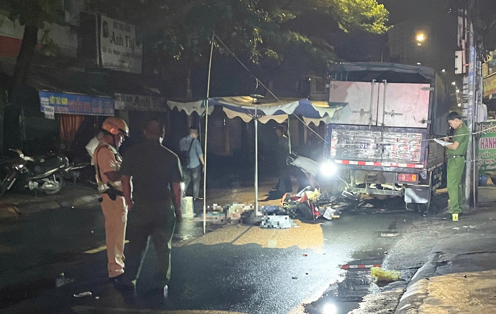 Xe máy tông đuôi xe tải trong đêm mưa, 1 người tử vong, người nguy kịch - Ảnh 1.