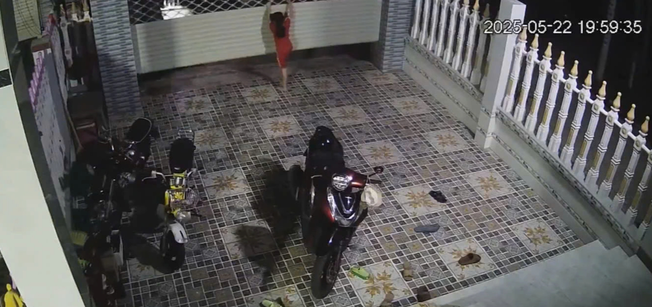 Hy hữu, bé gái 8 tuổi nguy kịch vì bị cuốn toàn thân vào cửa cuốn - Ảnh 1.