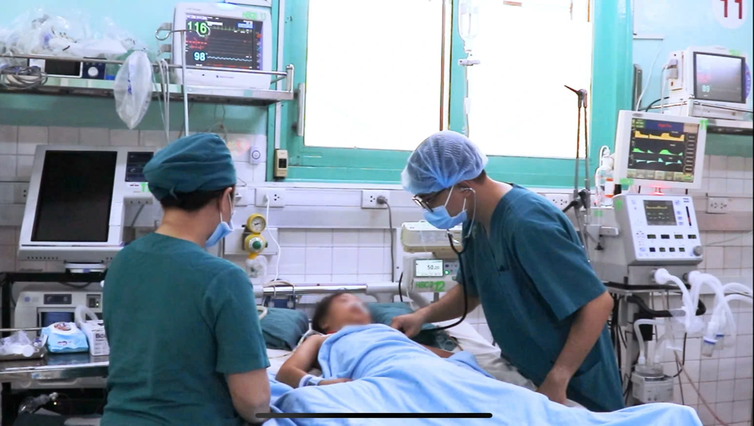 Hy hữu, bé gái 8 tuổi nguy kịch vì bị cuốn toàn thân vào cửa cuốn - Ảnh 2.