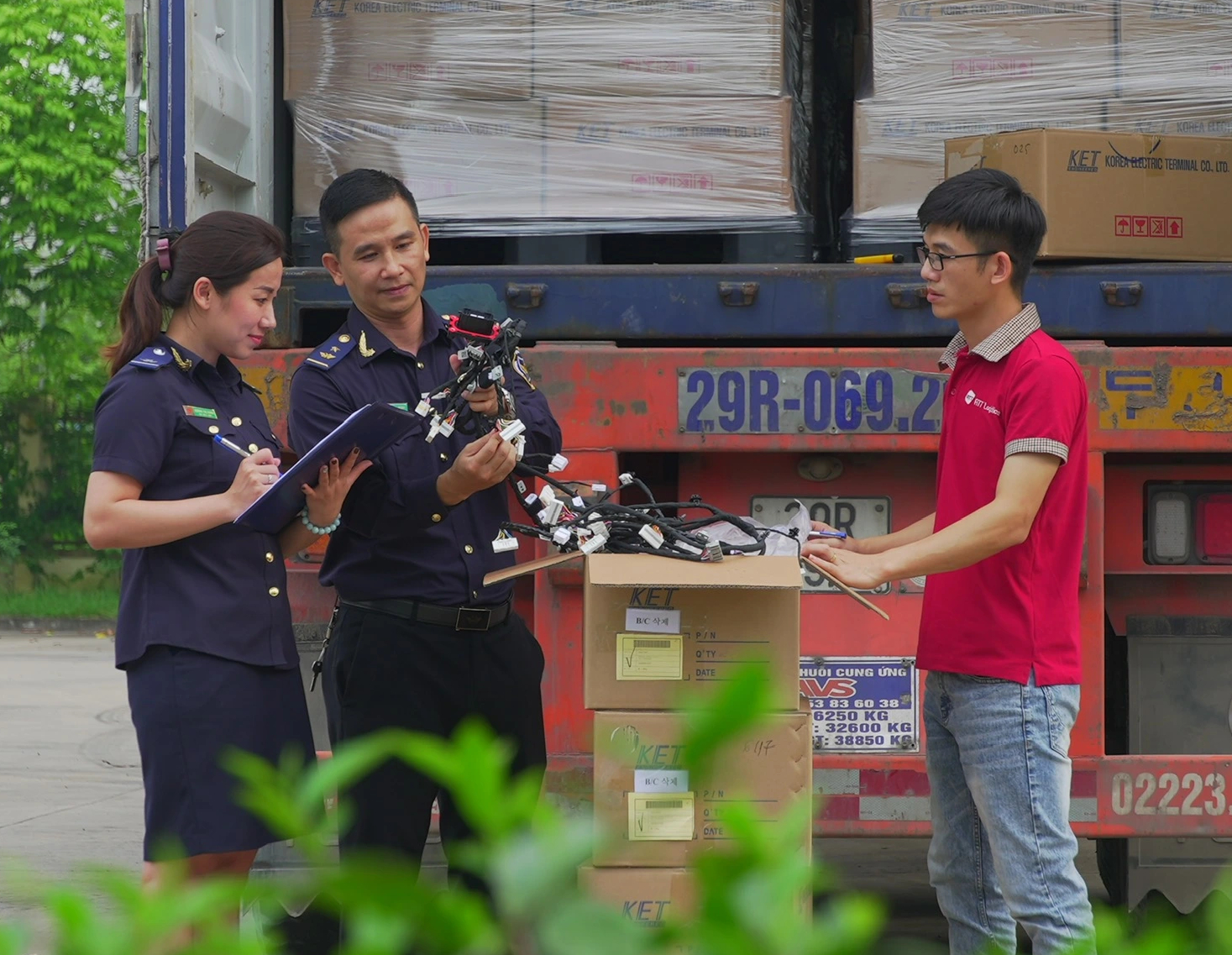 Bắt hơn 9.900 sản phẩm quá cảnh từ Trung Quốc đi Lào, Campuchia vi phạm xuất xứ- Ảnh 1.