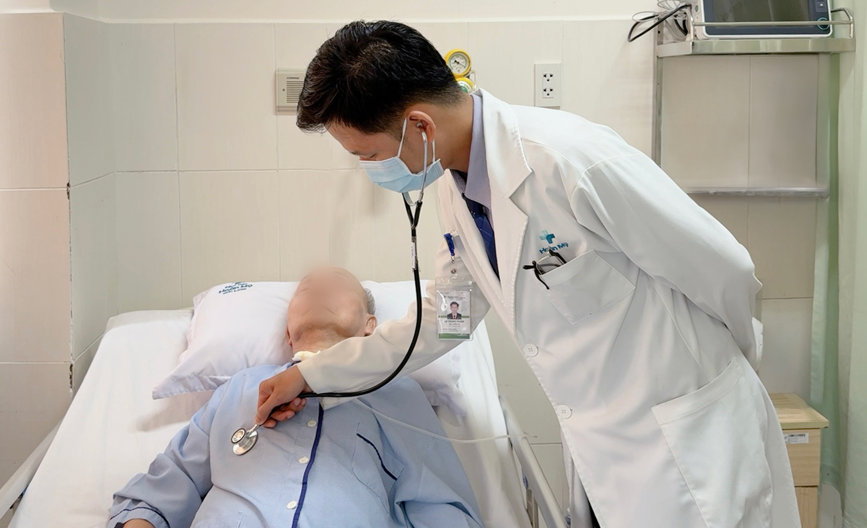 Mẫu giấy nằm sâu trong đường thở, cụ ông nguy kịch Dùng giấy hút đàm, cụ ông nguy kịch vì dị vật rơi sâu vào đường thở - Ảnh 1.