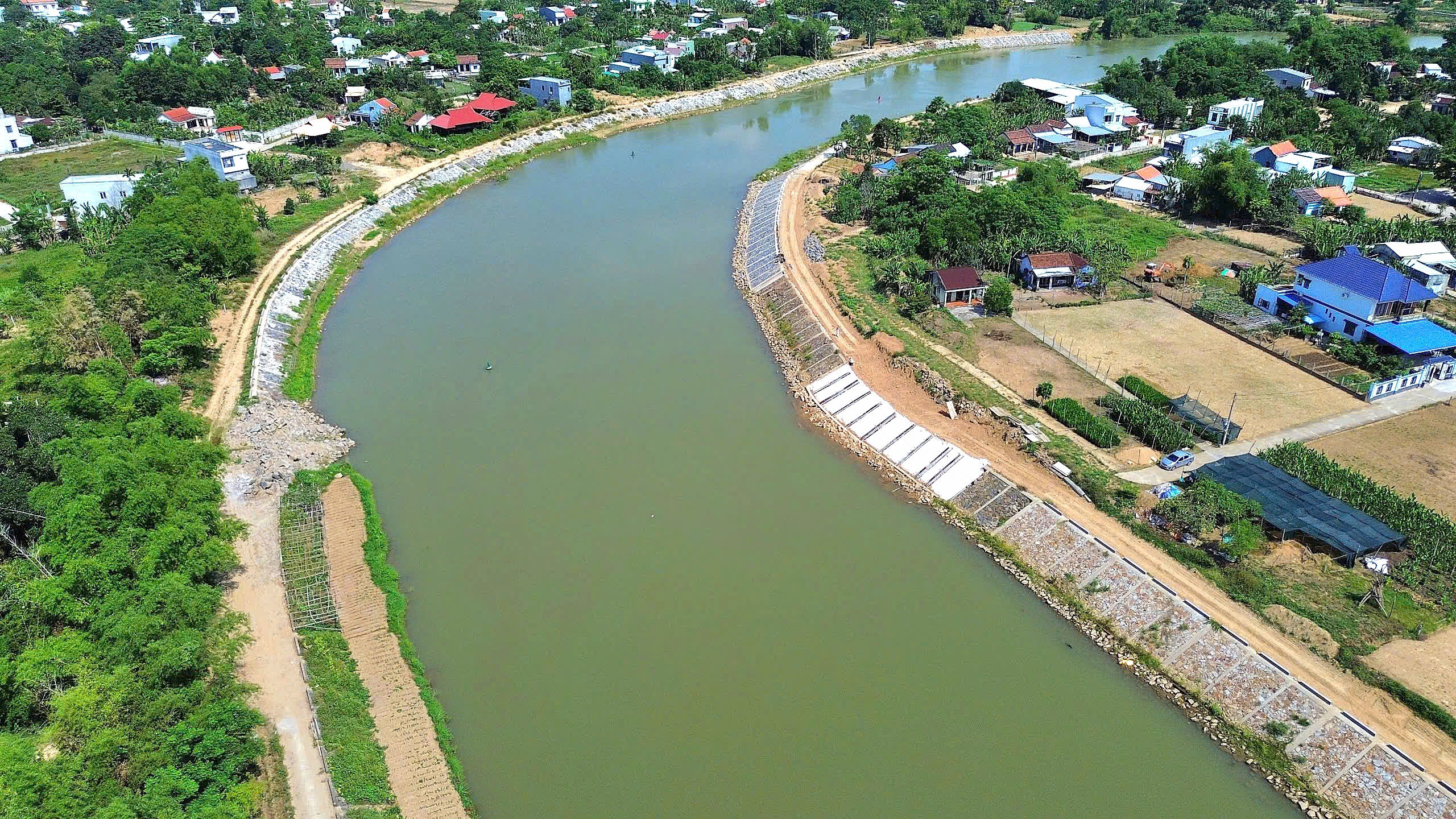 Sông Yên Đà Nẵng: Ngổn ngang dự án kè chống sạt lở khẩn cấp - Ảnh 1.