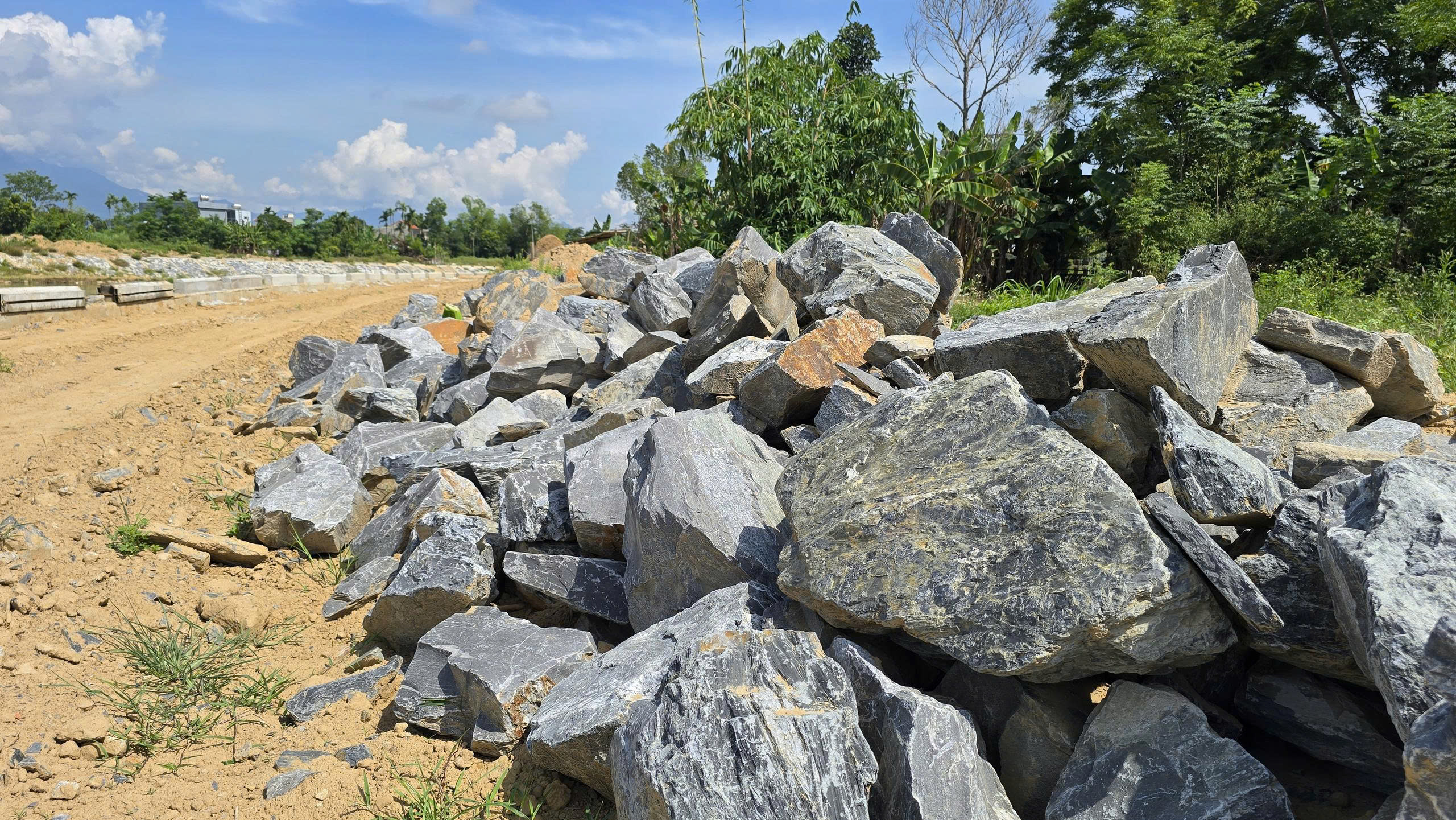 Sông Yên Đà Nẵng: Ngổn ngang dự án kè chống sạt lở khẩn cấp - Ảnh 3.