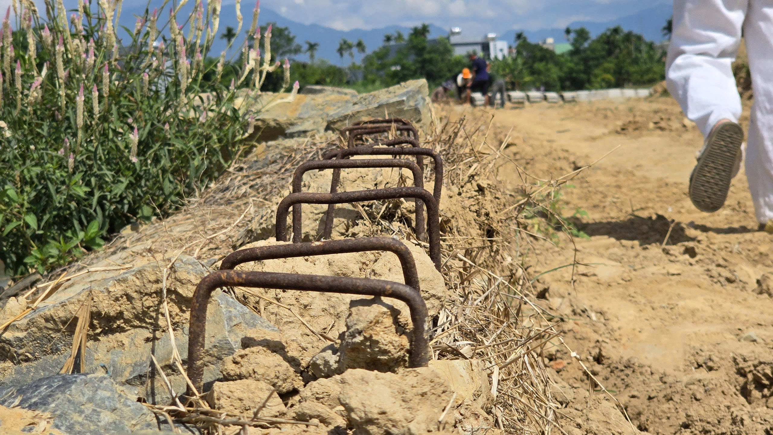 Sông Yên Đà Nẵng: Ngổn ngang dự án kè chống sạt lở khẩn cấp - Ảnh 4.