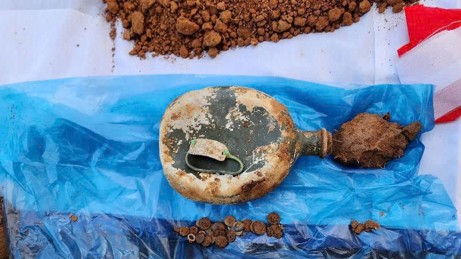 Quảng Trị: Phát hiện hài cốt liệt sĩ kèm di vật có khắc chữ - Ảnh 1.