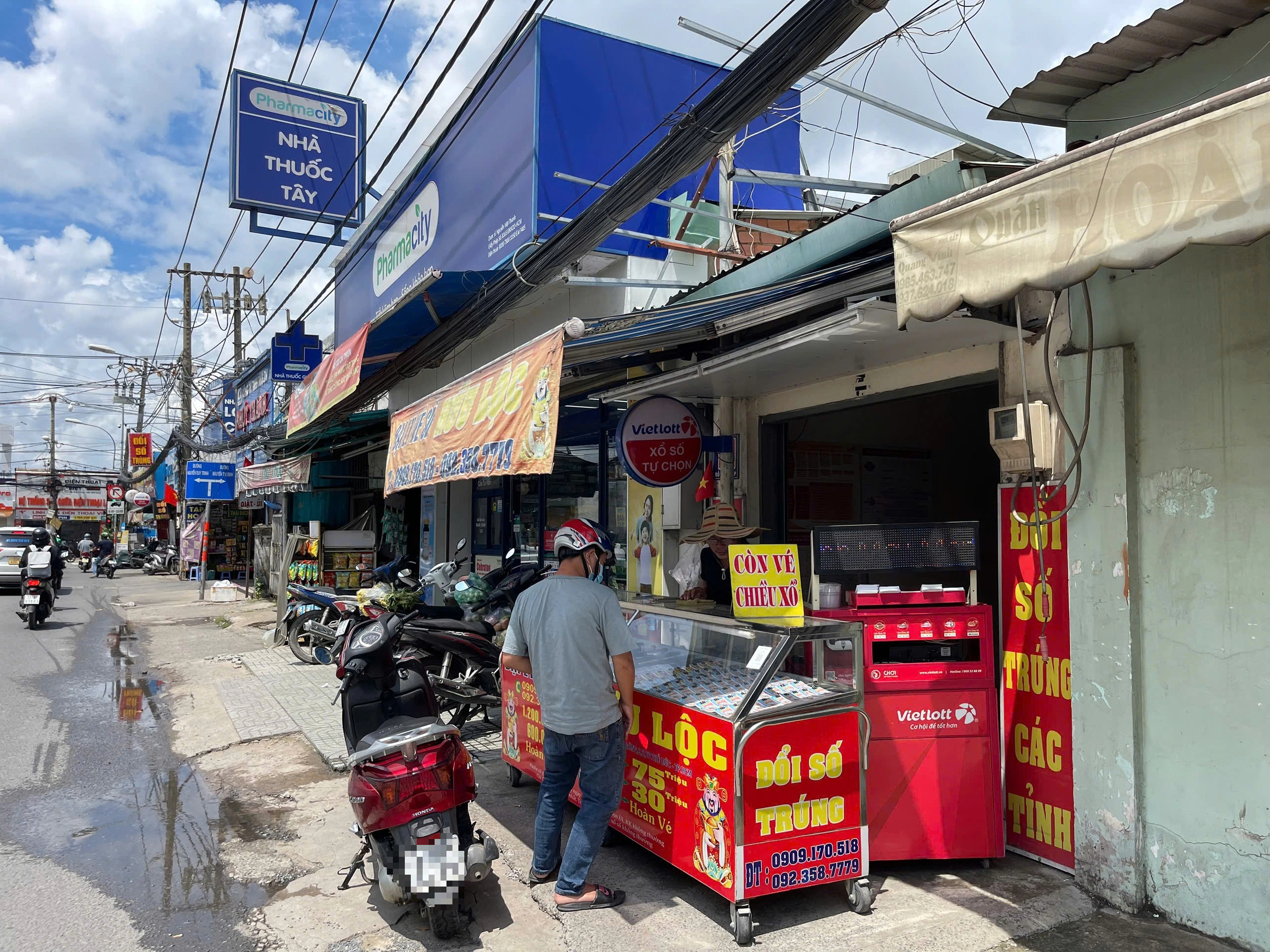 TP.HCM: Xác minh vụ người lừa đảo đổi vé số giả ở Thủ Đức - Ảnh 2.