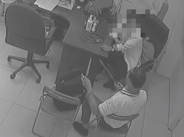 Đồng Nai: Nam bác sĩ bị đồng nghiệp chém tại phòng khám- Ảnh 1. Đồng Nai: Nam bác sĩ bị đồng nghiệp chém tại phòng khám- Ảnh 1.