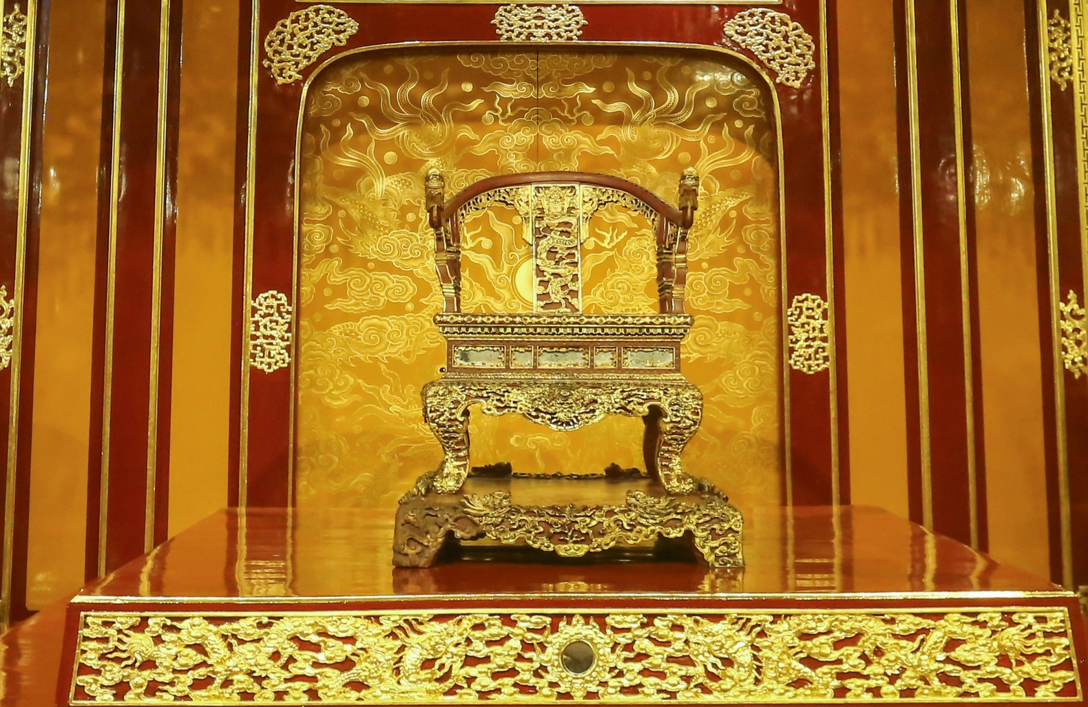Ngai vàng vua Nguyễn bị bẻ gãy: Vì sao không trưng trong tủ kính?- Ảnh 1.