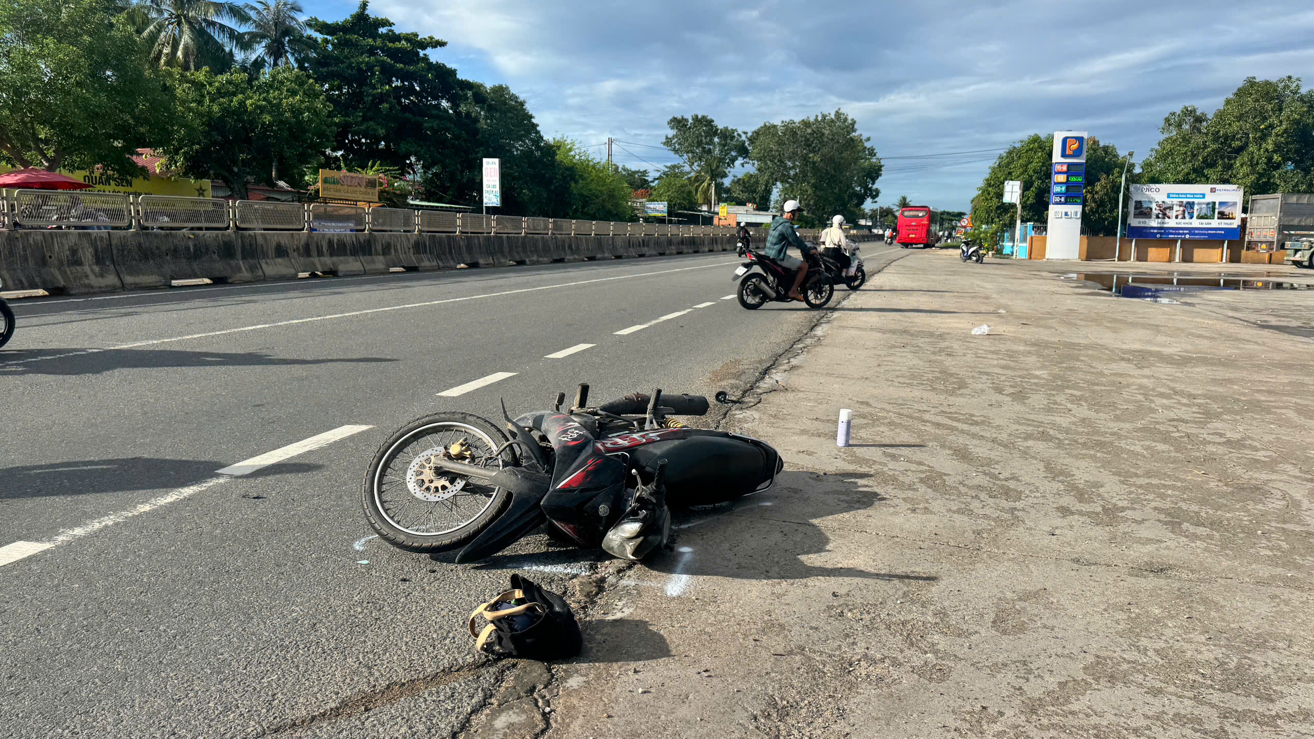 Bình Thuận: Nữ công nhân tử vong sau va chạm với xe chở công nhân- Ảnh 1.