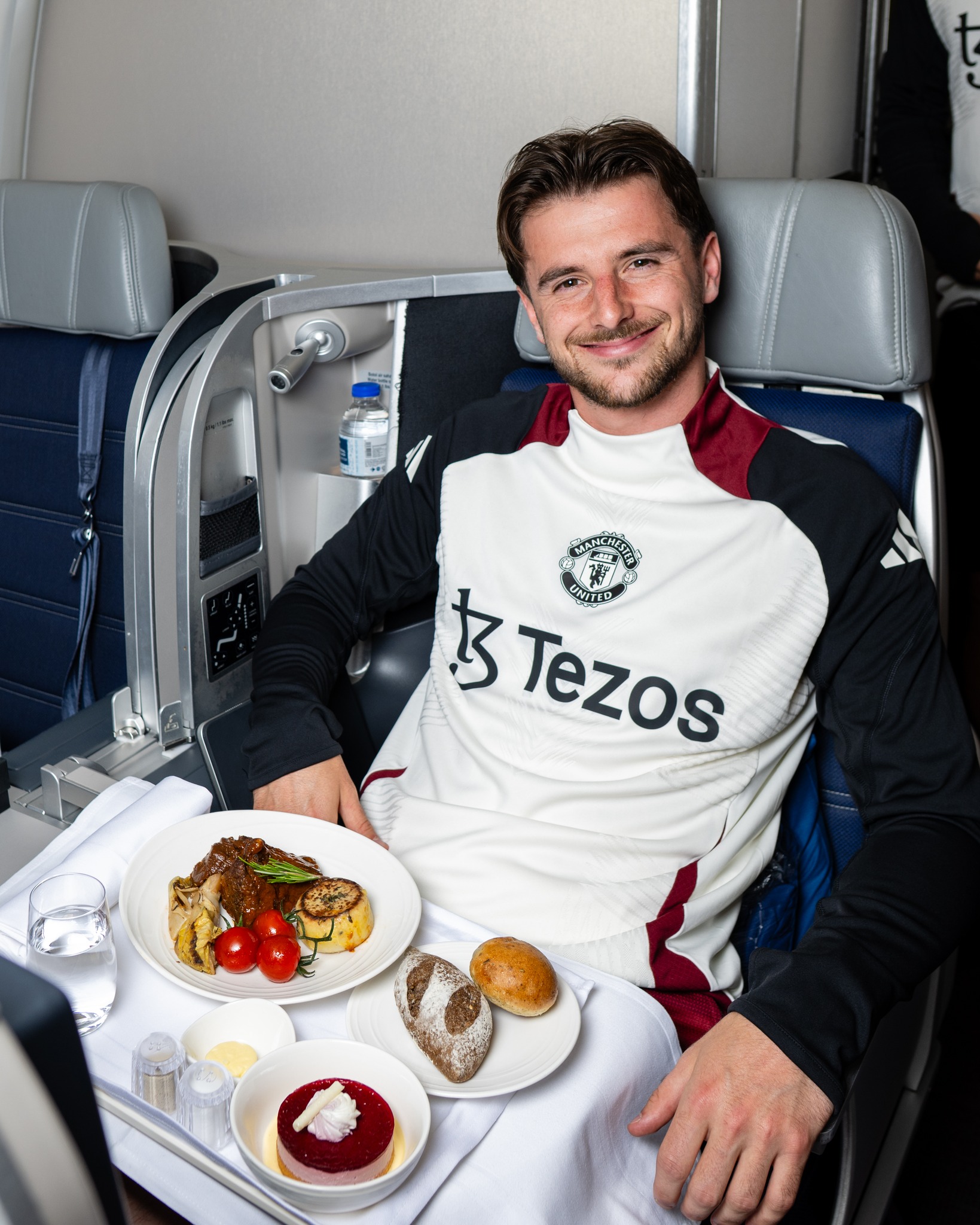 M.U chốt đội hình mạnh so tài Hoàng Đức, Hai Long: Có Bruno Fernandes - Ảnh 8.