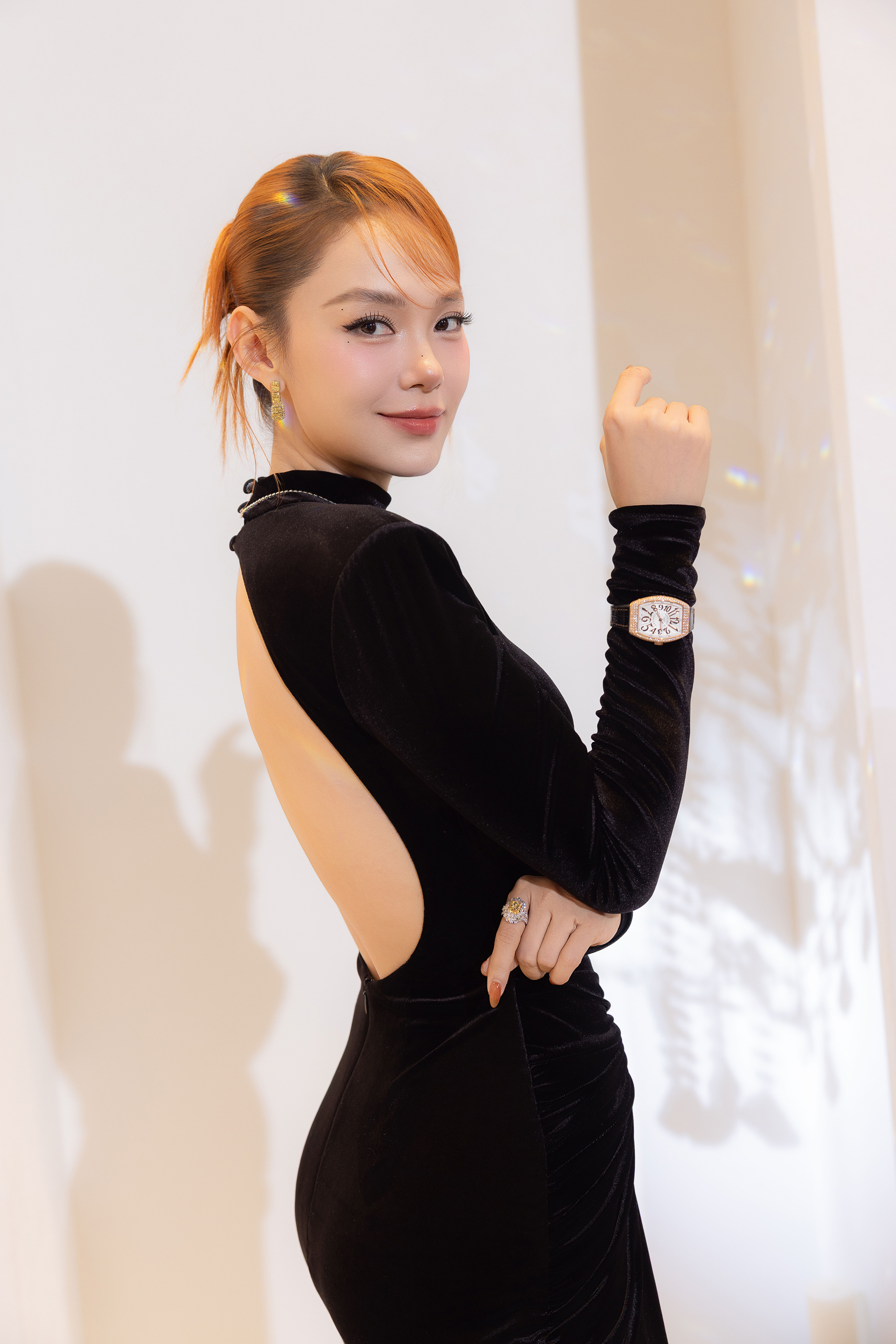 'Chị đẹp' Minh Hằng khoe dáng quyến rũ, đọ sắc với Đông Nhi - Ảnh 1.