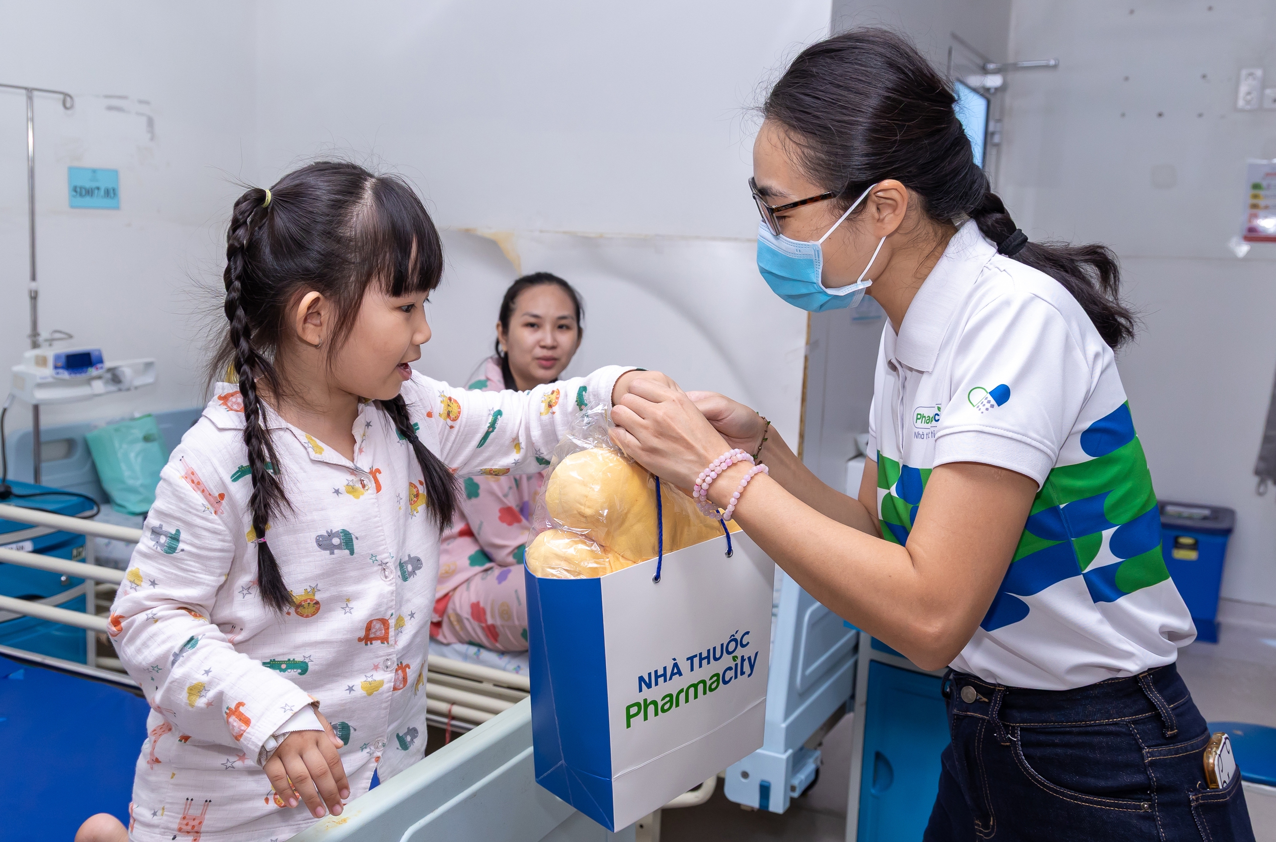 Pharmacity mang niềm vui đến 300 bệnh nhi nhân ngày Quốc tế thiếu nhi - Ảnh 1.