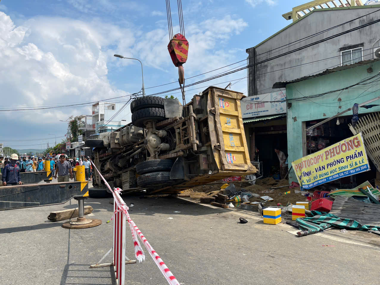 Cận cảnh hiện trường vụ tai nạn nghiêm trọng ở Quảng Ngãi - Ảnh 1.