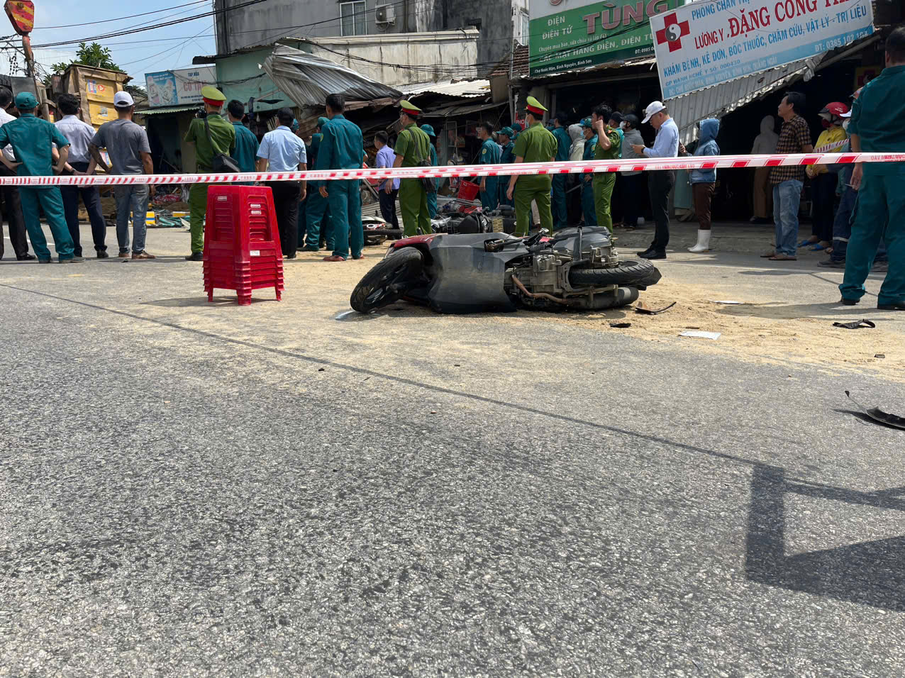 Cận cảnh hiện trường vụ tai nạn nghiêm trọng ở Quảng Ngãi - Ảnh 5.