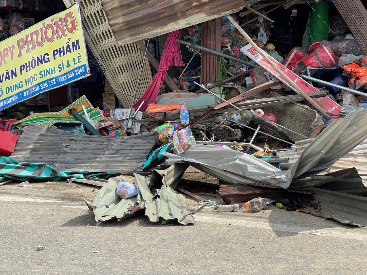 Cận cảnh hiện trường vụ tai nạn nghiêm trọng ở Quảng Ngãi - Ảnh 9.