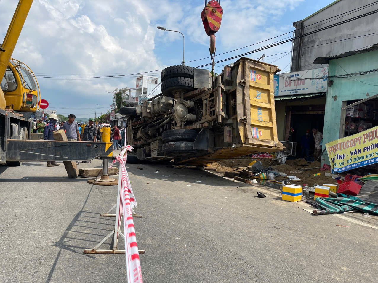 Cận cảnh hiện trường vụ tai nạn nghiêm trọng ở Quảng Ngãi - Ảnh 8.