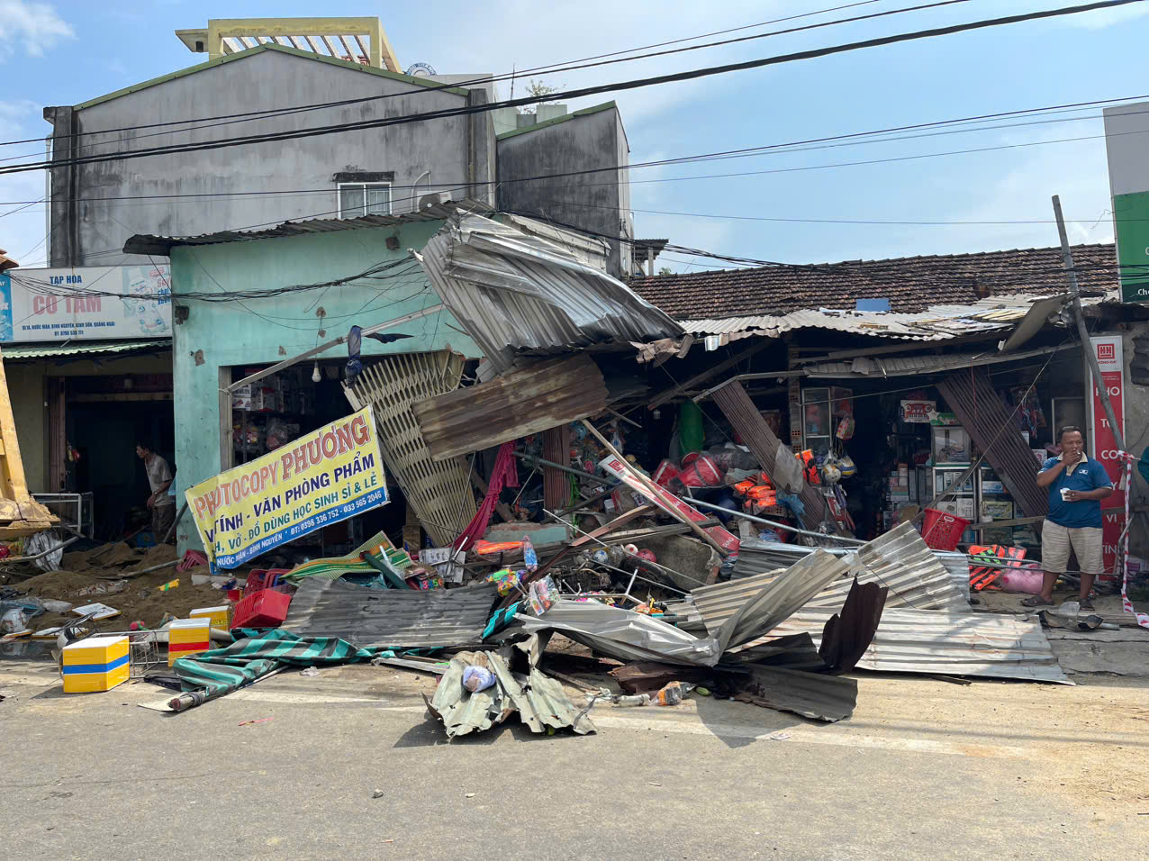 Cận cảnh hiện trường vụ tai nạn nghiêm trọng ở Quảng Ngãi - Ảnh 2.